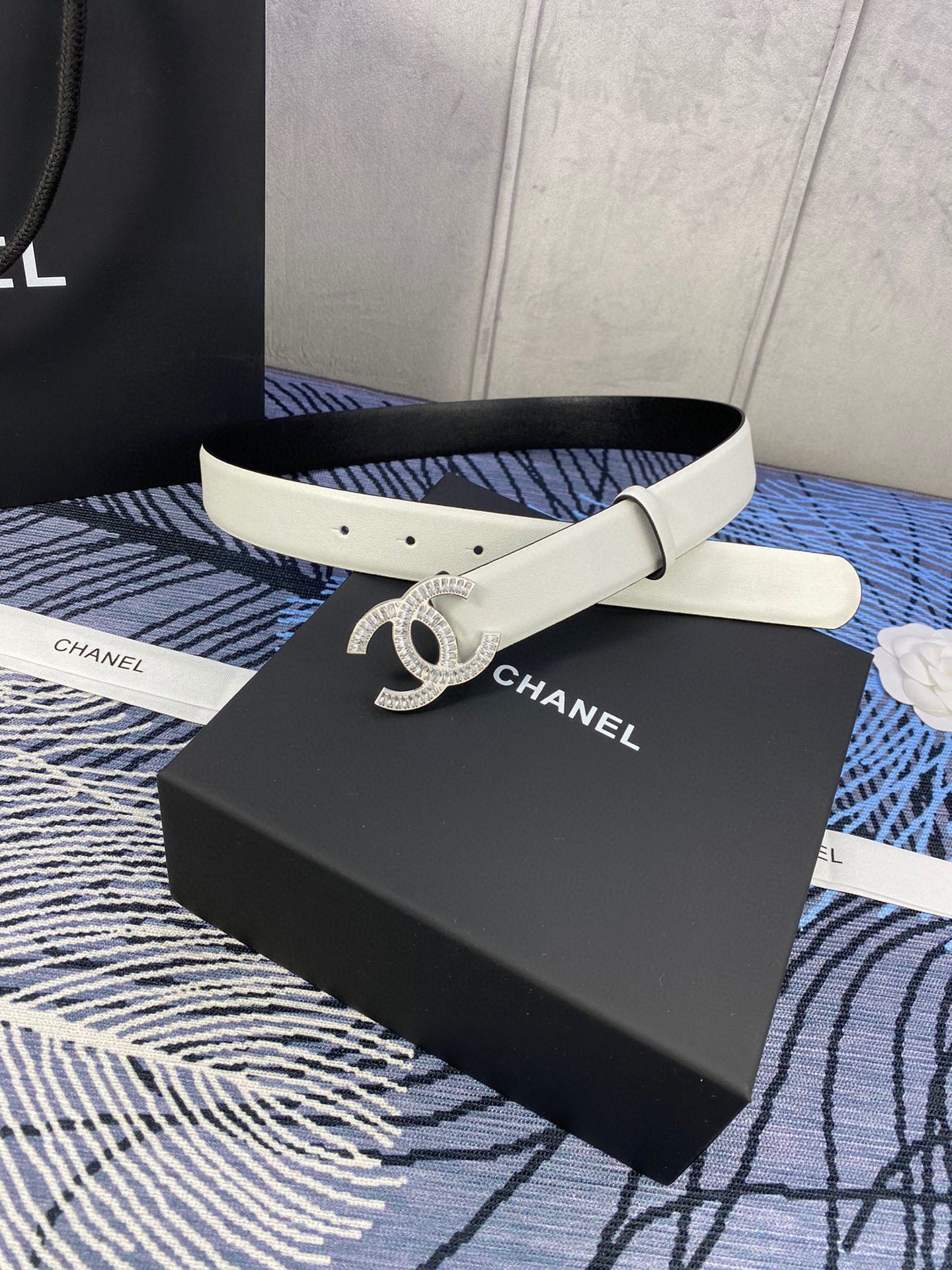 Chanel 25S Belt 30 Mm In White Calfskin With Silver Hardware 615098