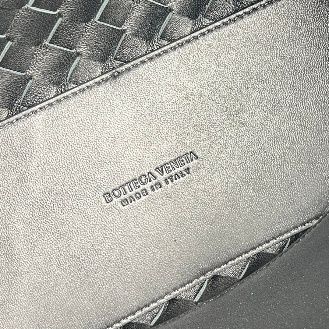 Bv Medium Andiamo 32 Black Lambskin