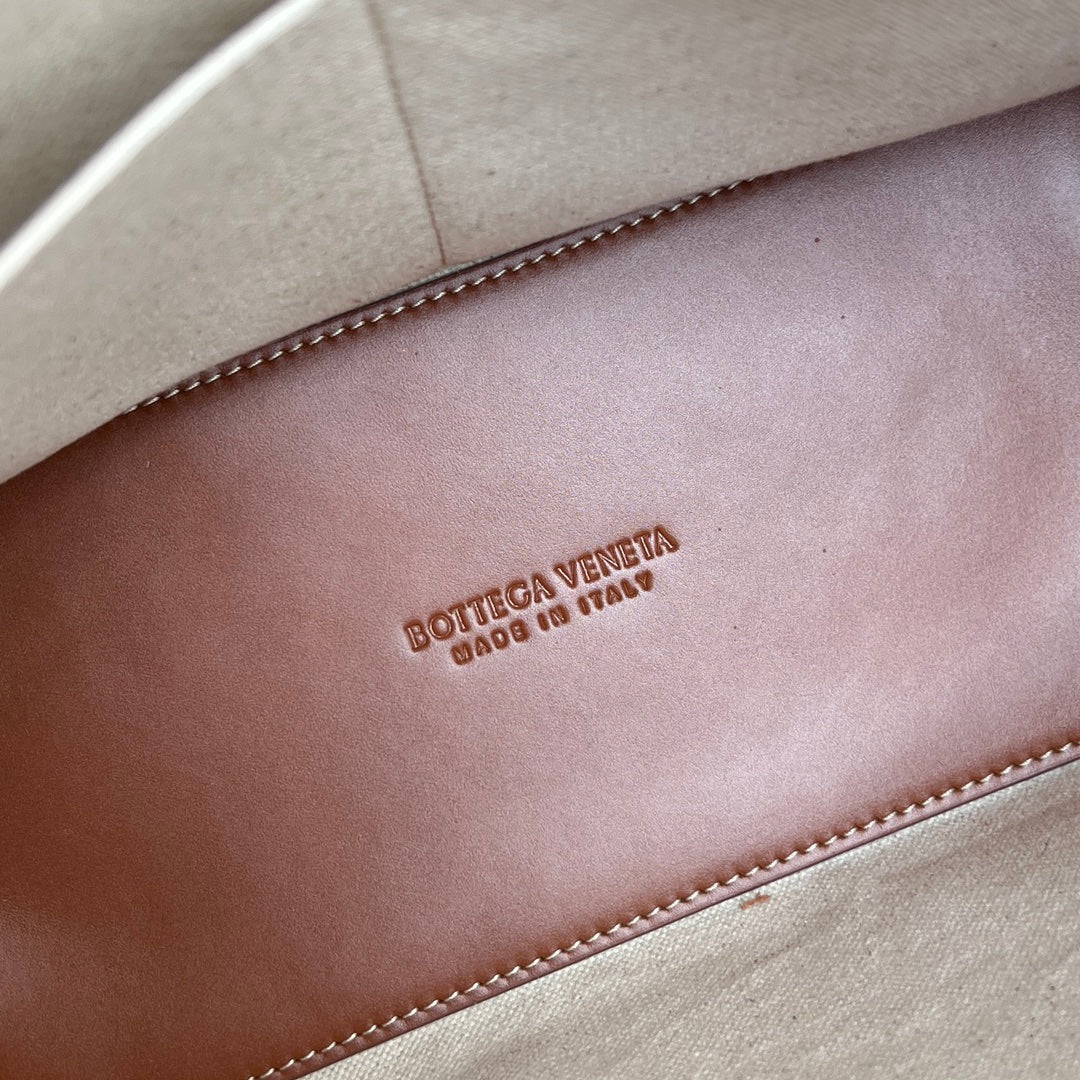 Bv Medium Andiamo 32cm Black Lambskin