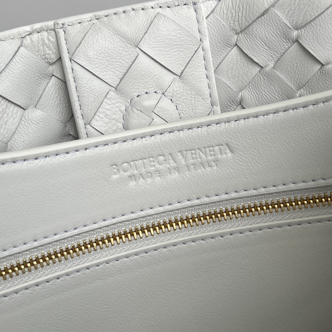 Bv Medium Andiamo 32 White Lambskin