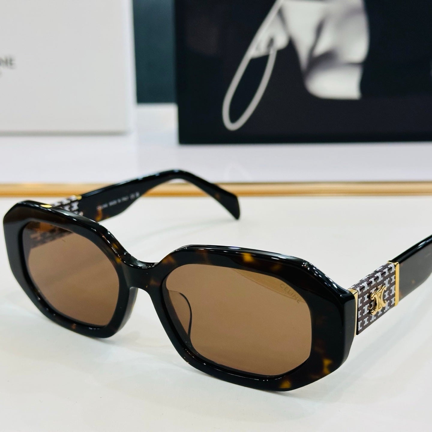 TRIOMPHE OVAL SUNGLASS CL40169 IN ACETATE