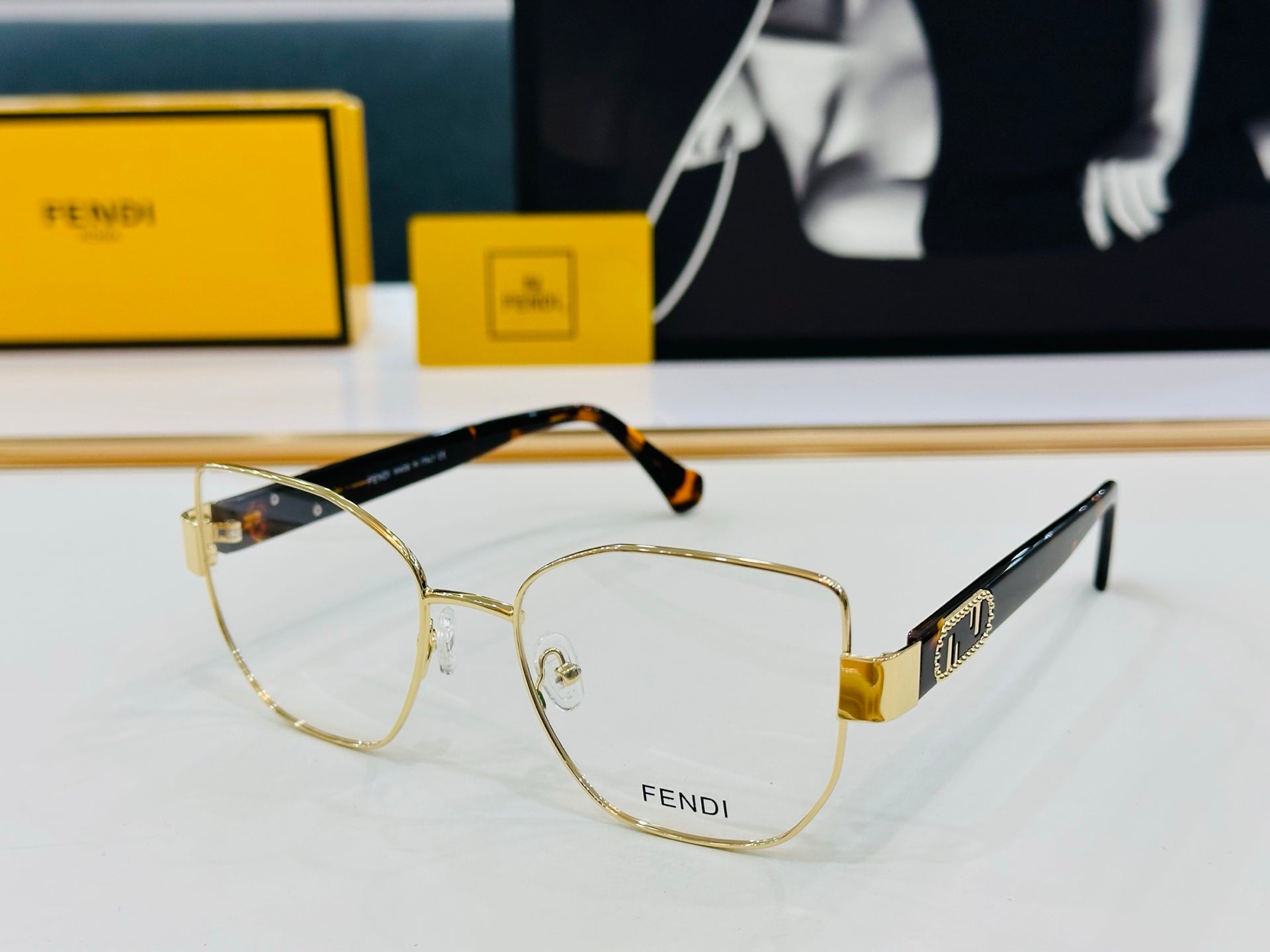 Baguette Square Frame Sunglasses Fe40051 In Metal