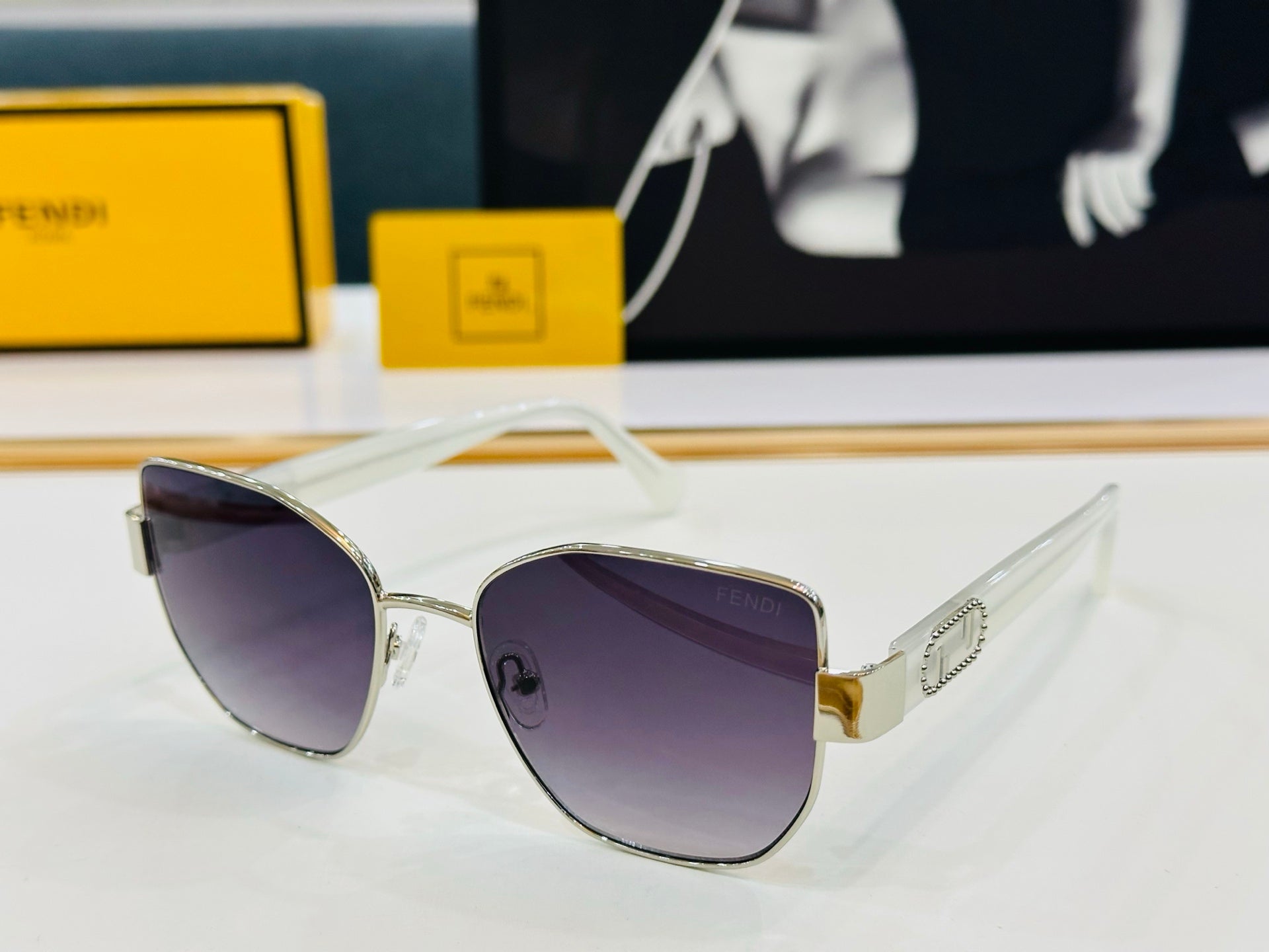 Baguette Square Frame Sunglasses Fe40051 In Metal