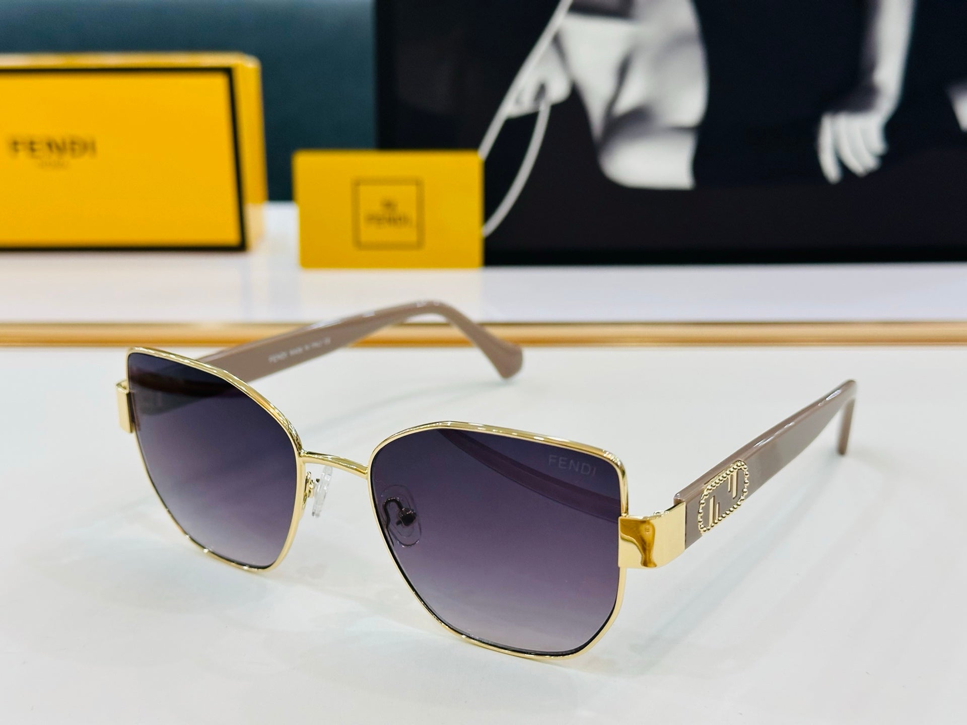 Baguette Square Frame Sunglasses Fe40051 In Metal