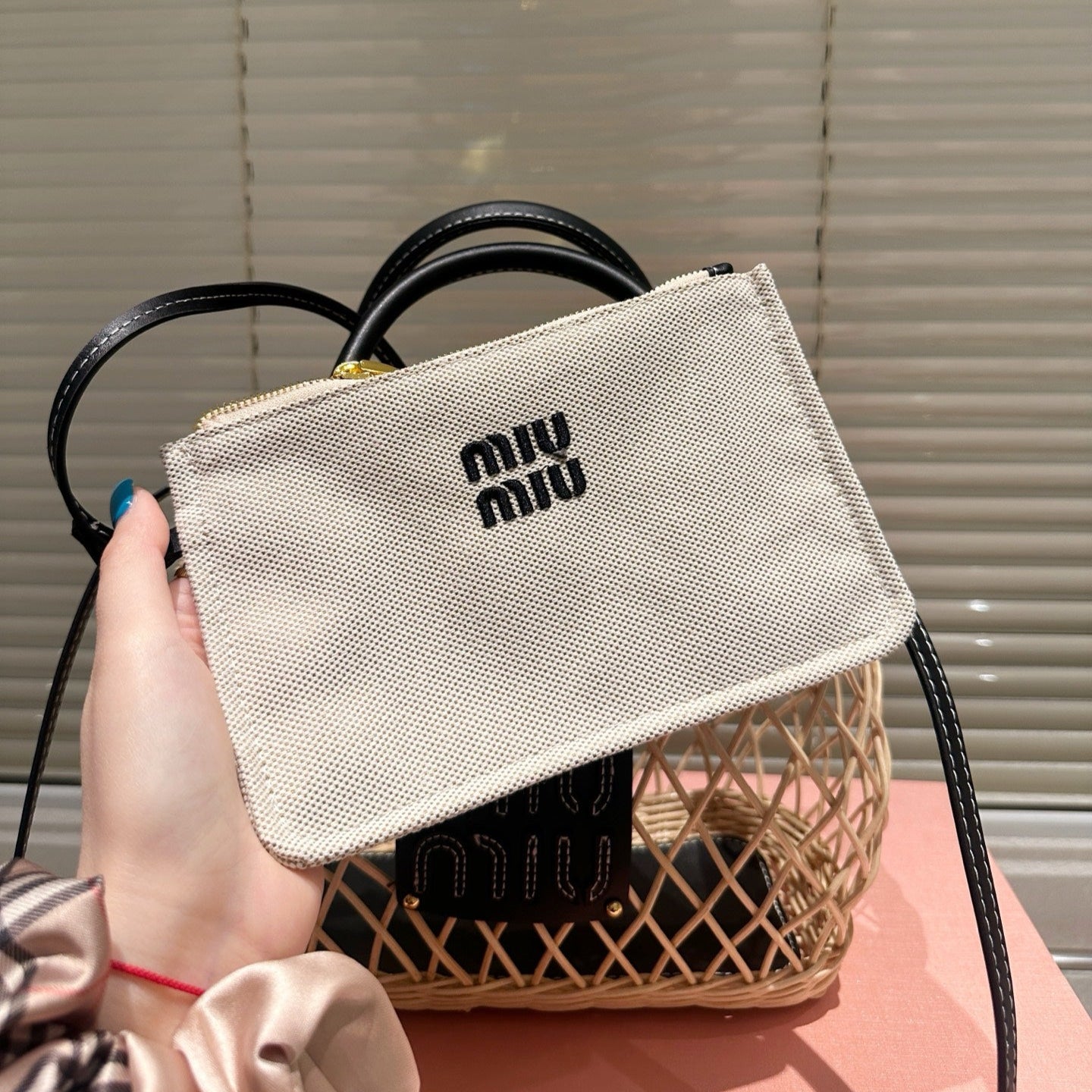 WOVEN HOLLOW BAG 23 IN BEIGE RATTAN AND BLACK CALFSKIN TRIM