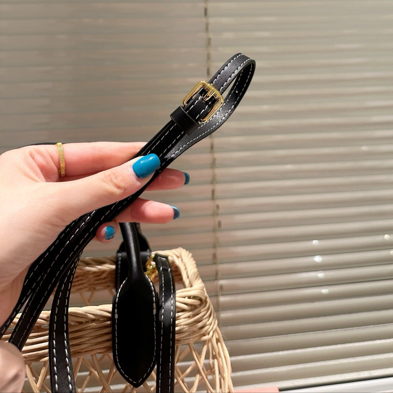 WOVEN HOLLOW BAG 23 IN BEIGE RATTAN AND BLACK CALFSKIN TRIM