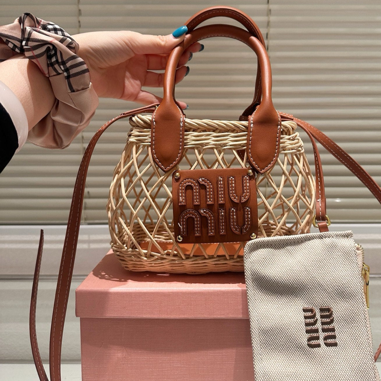 WOVEN HOLLOW BAG 18 IN BEIGE RATTAN AND BROWN CALFSKIN TRIM