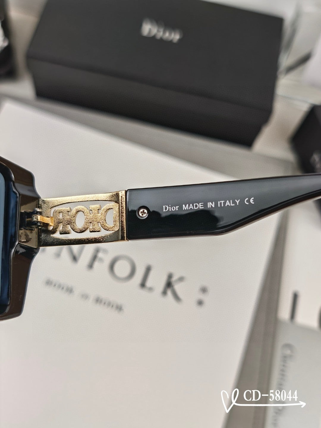 Montaigne Square Sunglass 58044 In Acetate