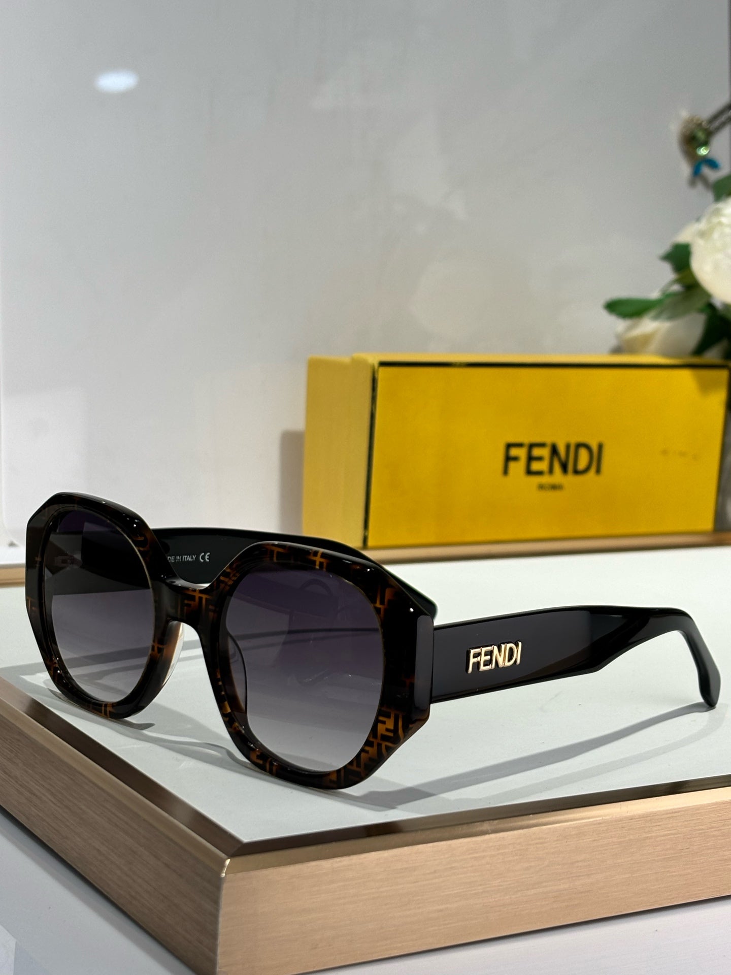 Fen Evolution Chunky Geometric Frame Sunglasses Fe40118 In Acetate