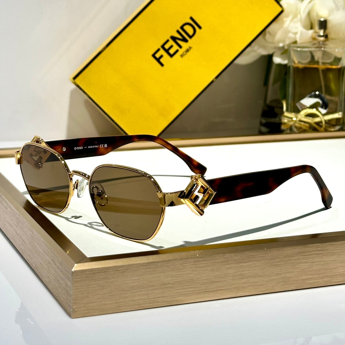 Travel Round Frame Sunglasses Fe40148L  In Metal And Acetate