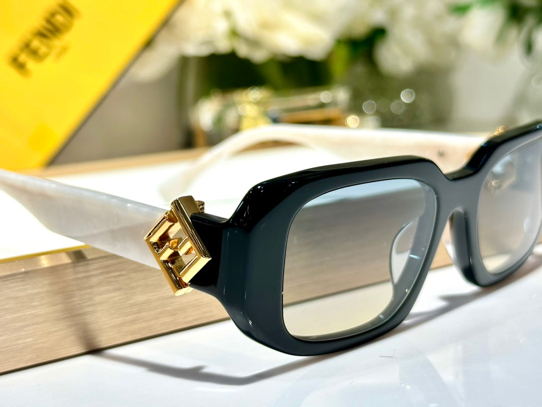 Roma Rectangular Frame Sunglasses Fe40151U In Acetate