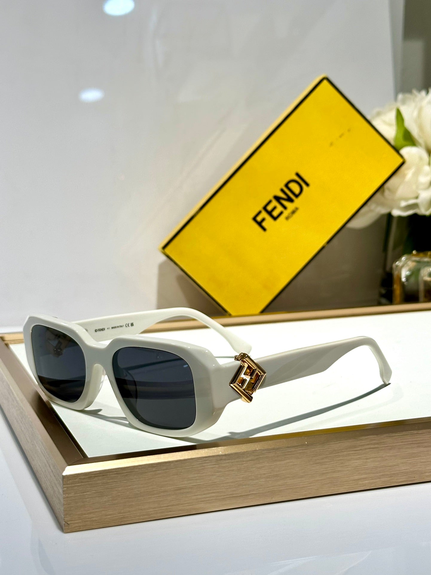 Roma Rectangular Frame Sunglasses Fe40151U In Acetate