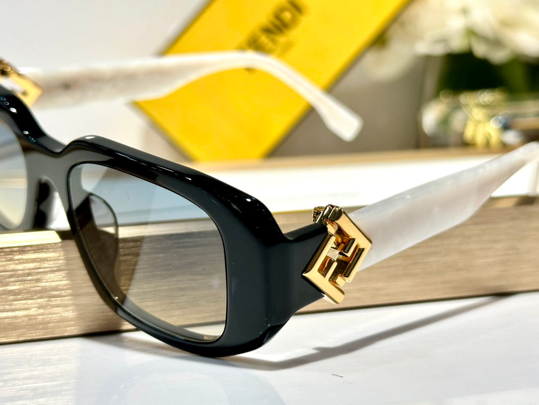 Roma Rectangular Frame Sunglasses Fe40151U In Acetate