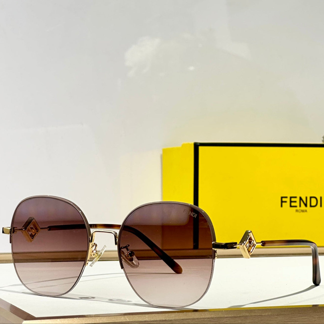 Travel Round Frame Sunglasses Fd8136 In Metal