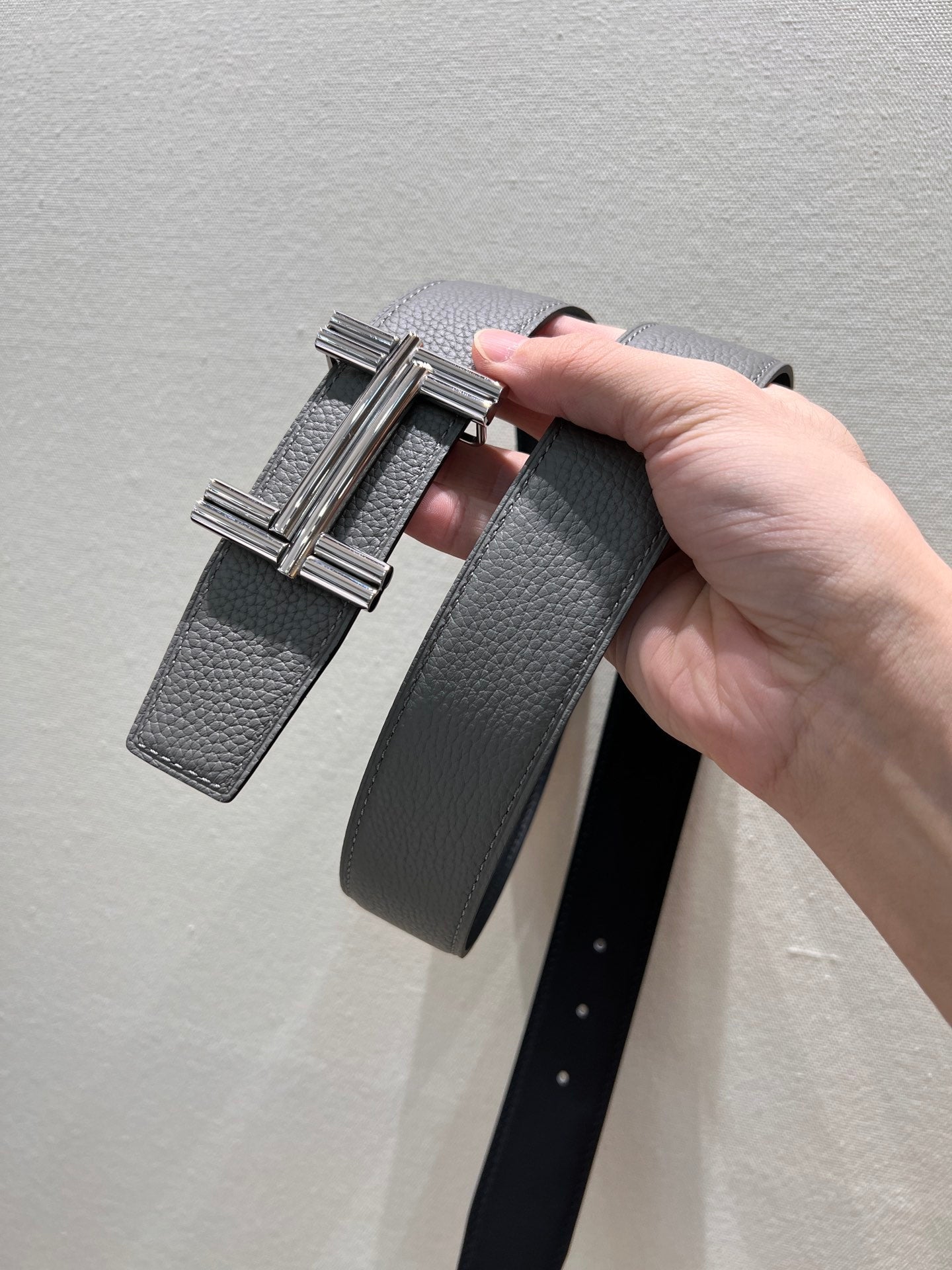 Hm Traverse Belt Buckle & Reversible Gray And Black Leather Strap 38 Mm Silver Hardware