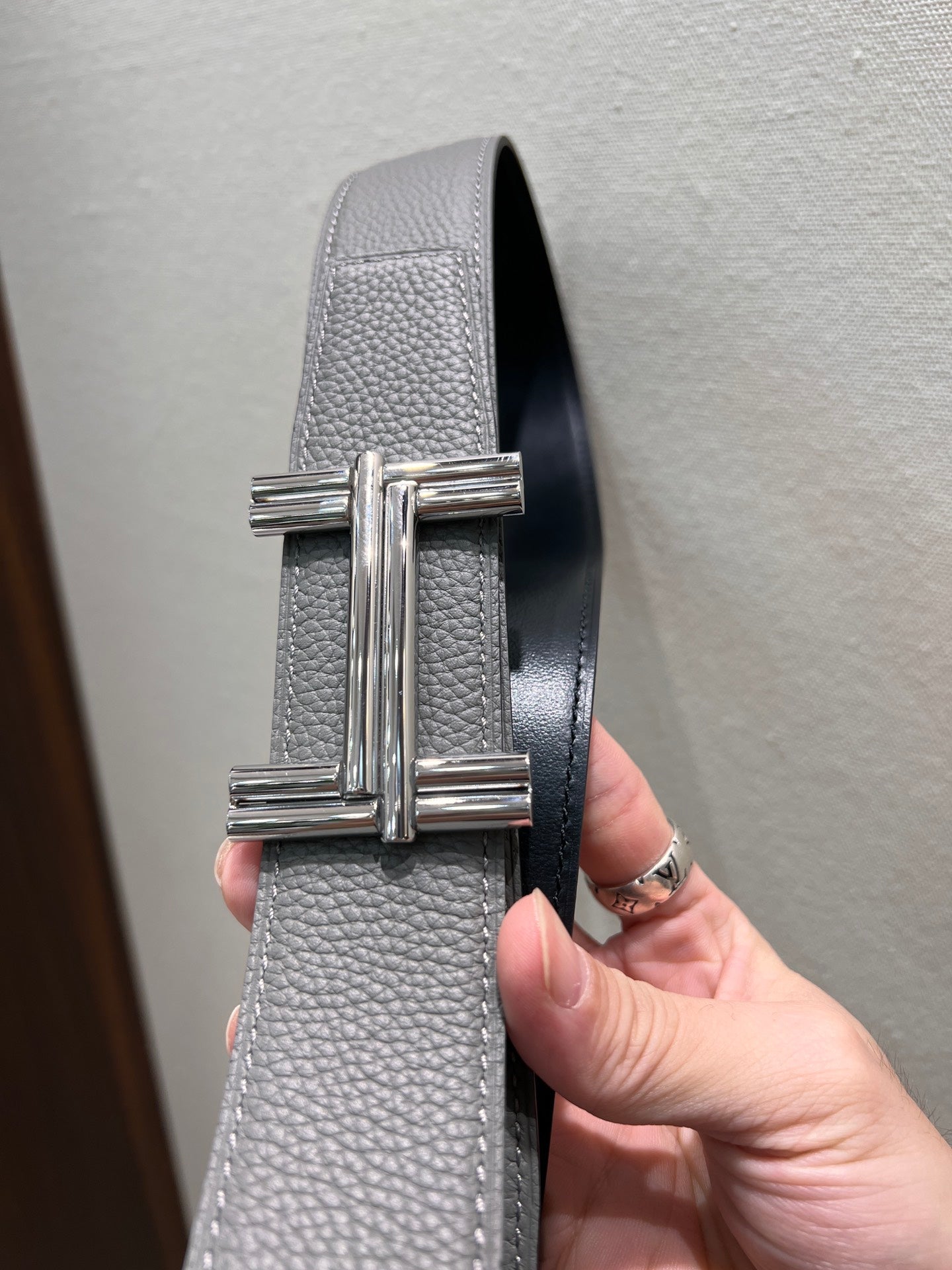 Hm Traverse Belt Buckle & Reversible Gray And Black Leather Strap 38 Mm Silver Hardware