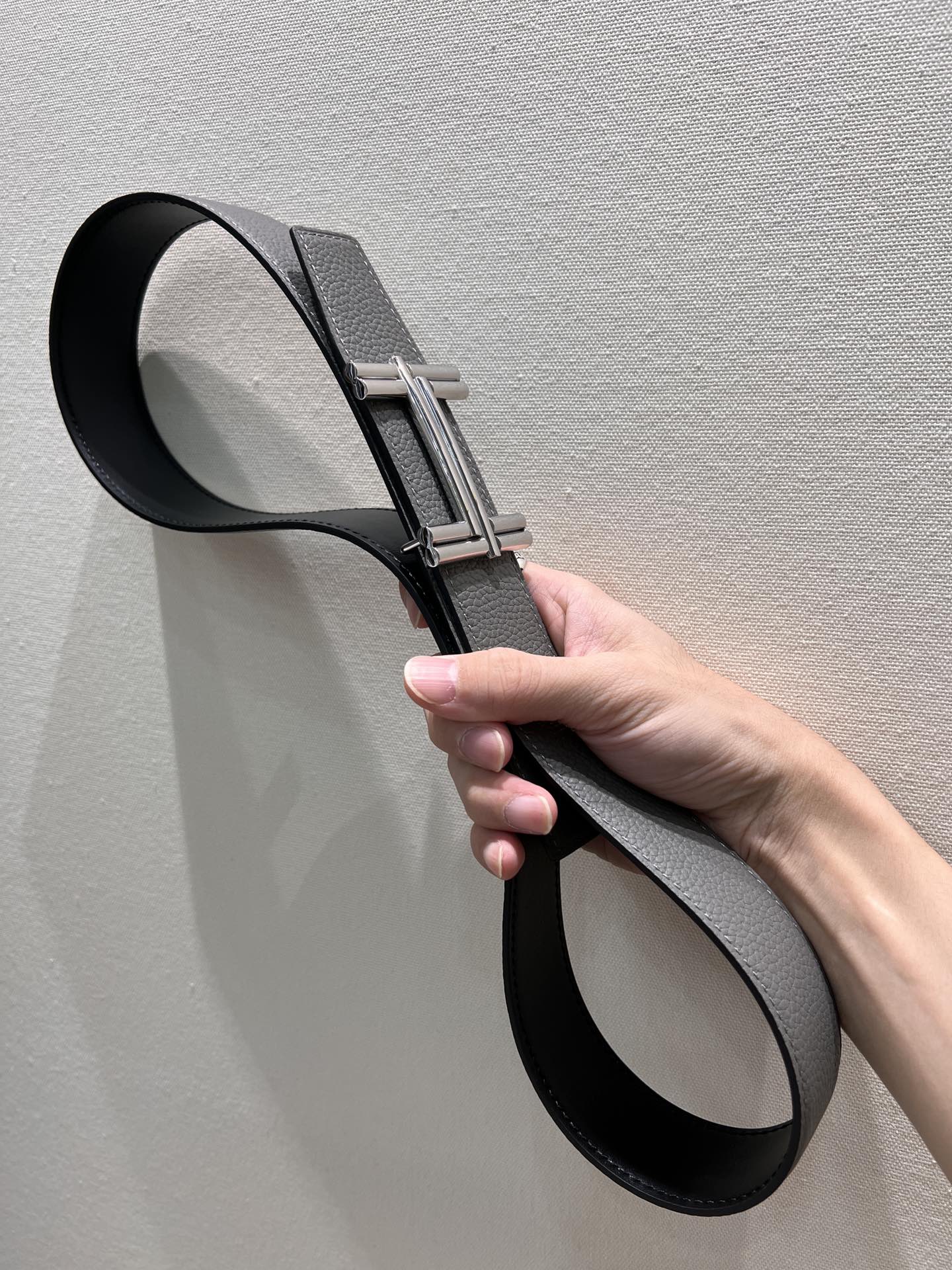 Hm Traverse Belt Buckle & Reversible Gray And Black Leather Strap 38 Mm Silver Hardware