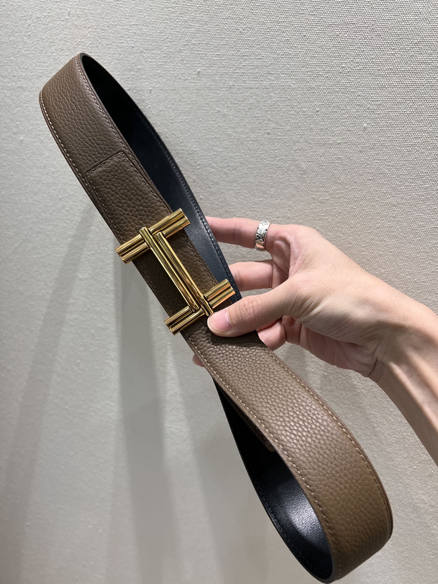 Hm Traverse Belt Buckle & Reversible Coffee Brown And Black Leather Strap 38 Mm Gold Hardware