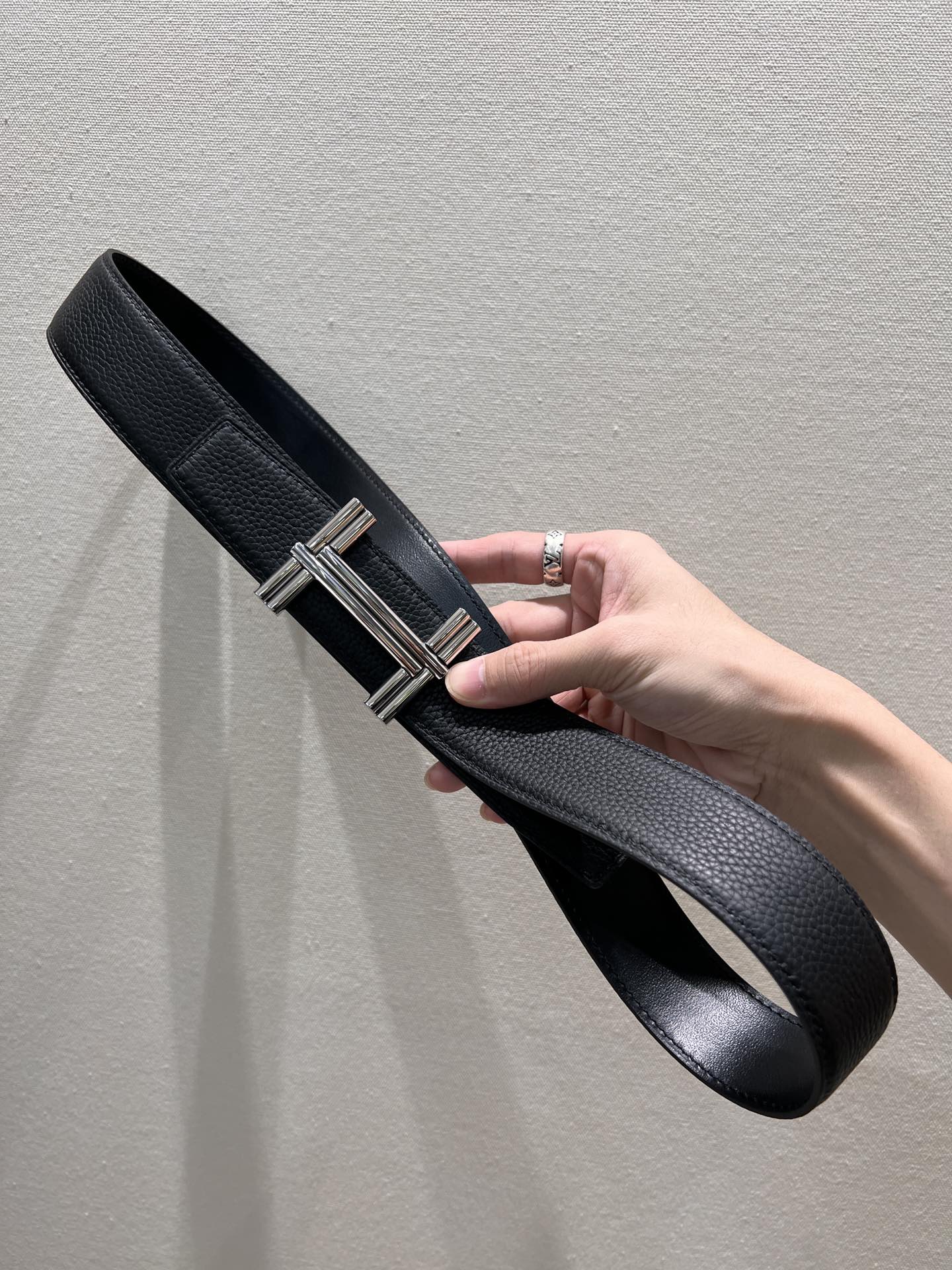 Hm Traverse Belt Buckle & Reversible Black Leather Strap 38 Mm Silver Hardware