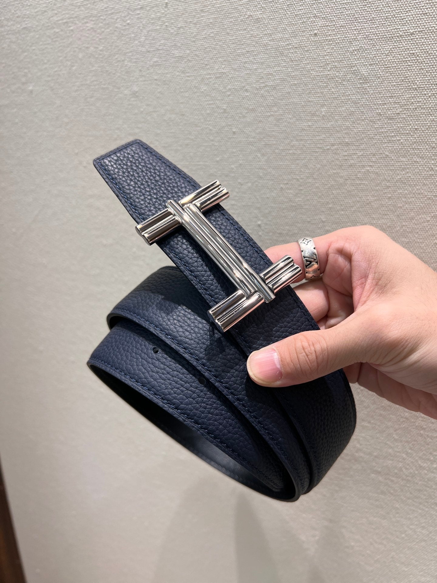 Hm Traverse Belt Buckle & Reversible Navy Blue Leather Strap 38 Mm Silver Hardware