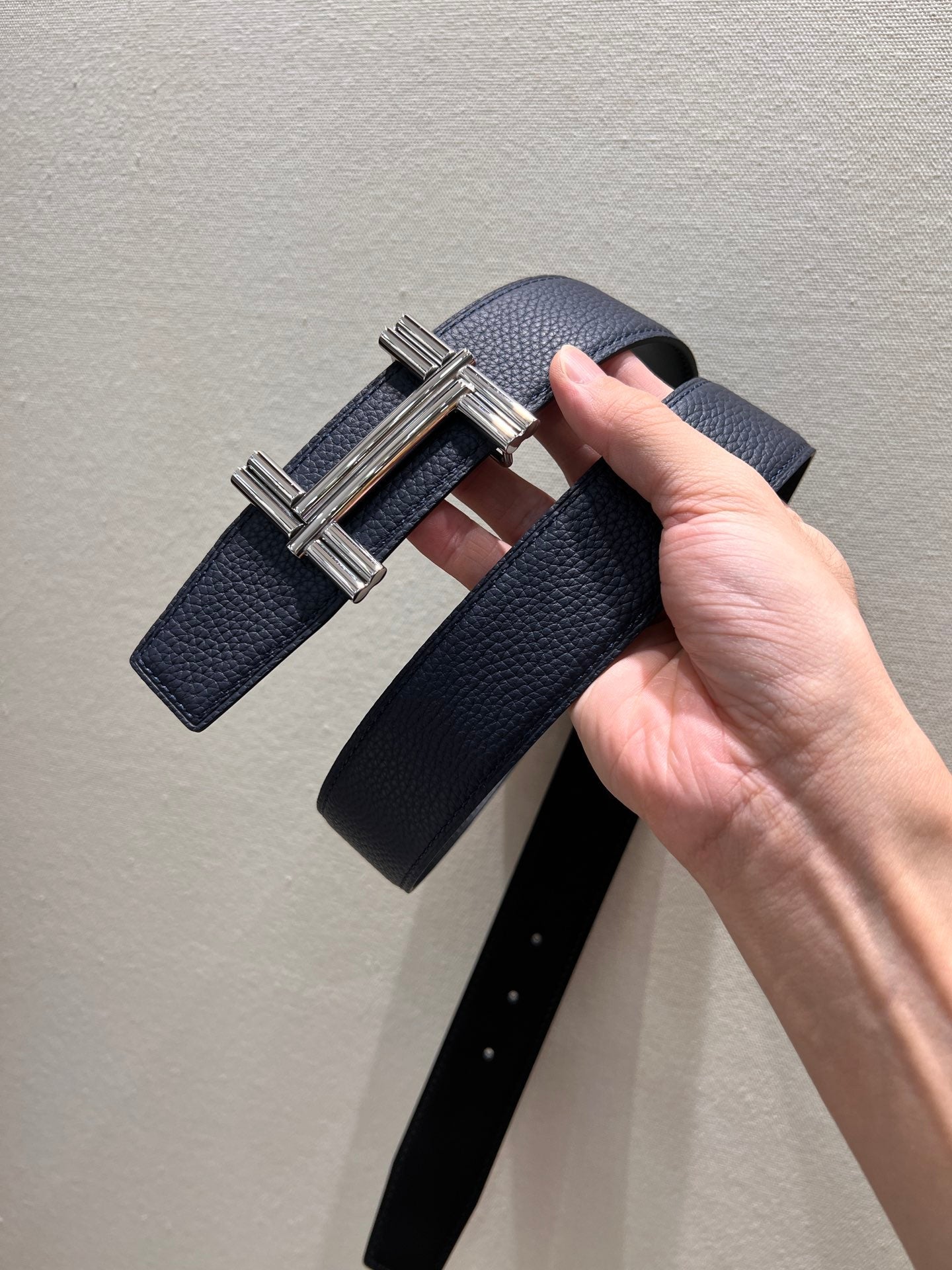 Hm Traverse Belt Buckle & Reversible Navy Blue Leather Strap 38 Mm Silver Hardware