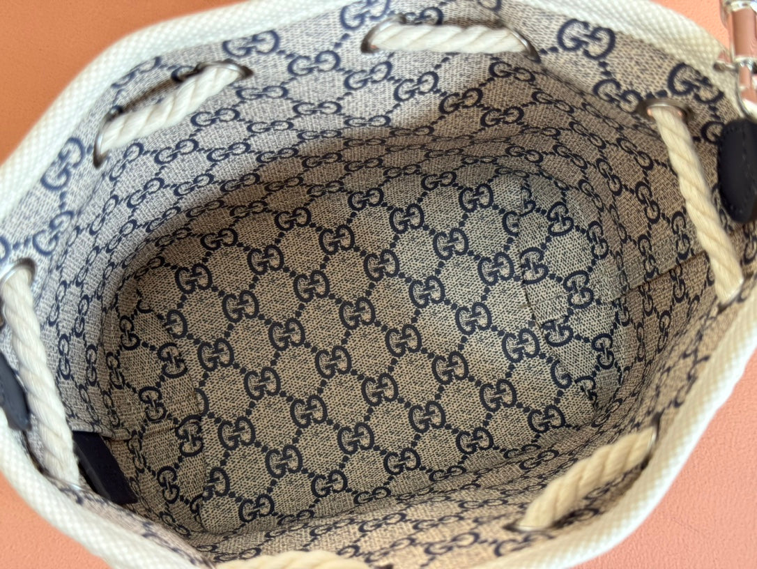 Bv Medium Andiamo 32Cm Black Lambskin