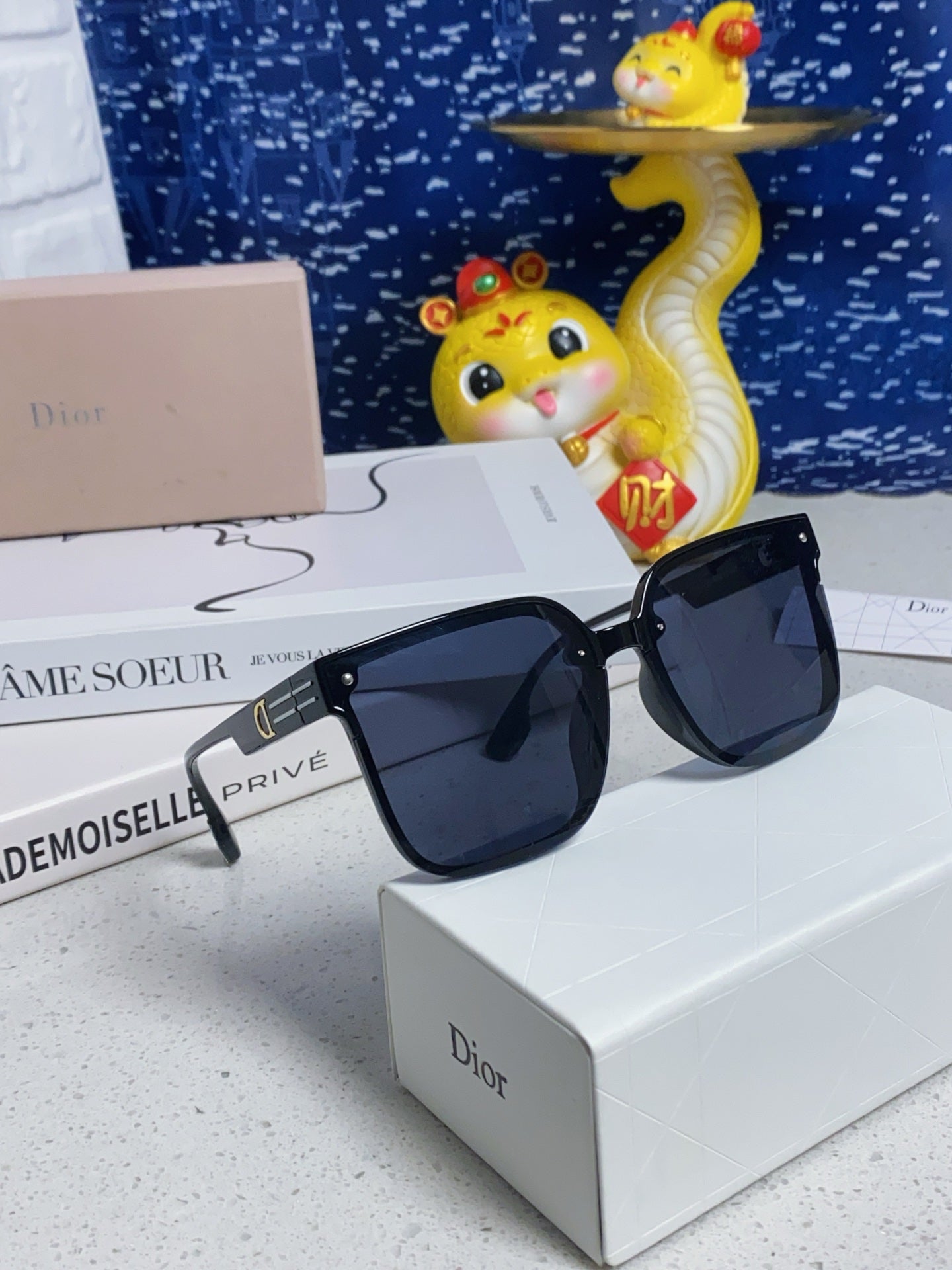 Montaigne Sunglass 560862 In Black Acetate