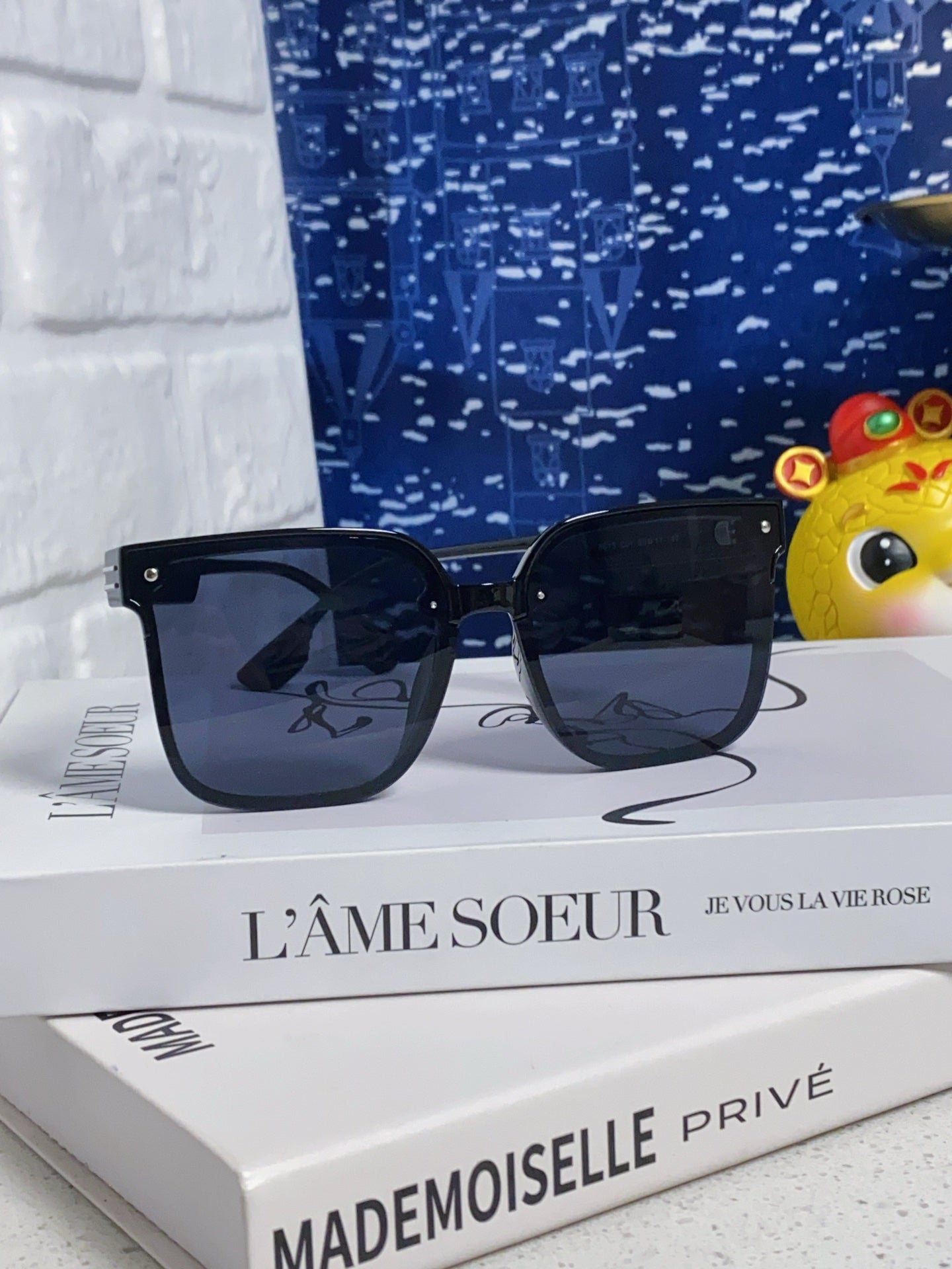 Montaigne Sunglass 560862 In Black Acetate