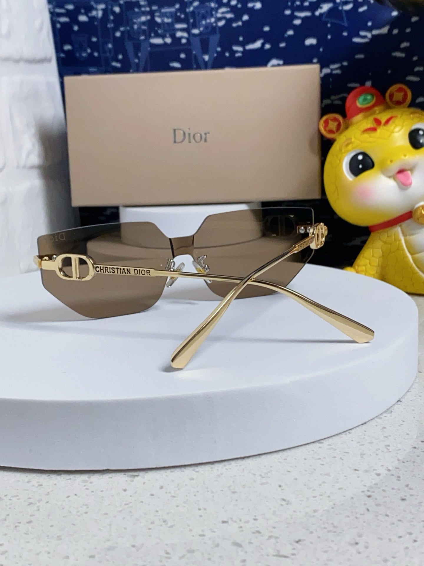 Montaigne Sunglass 563193 In Gold Metal Brown Lenses