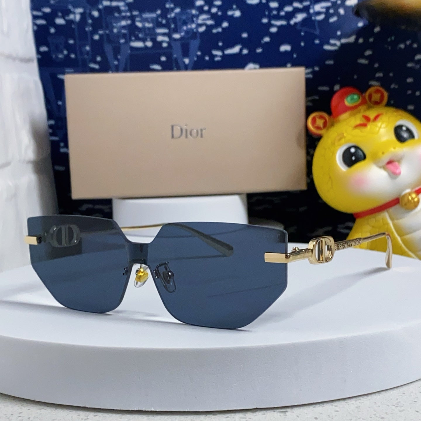 Montaigne Sunglass 563194 In Gold Metal Grey Lenses