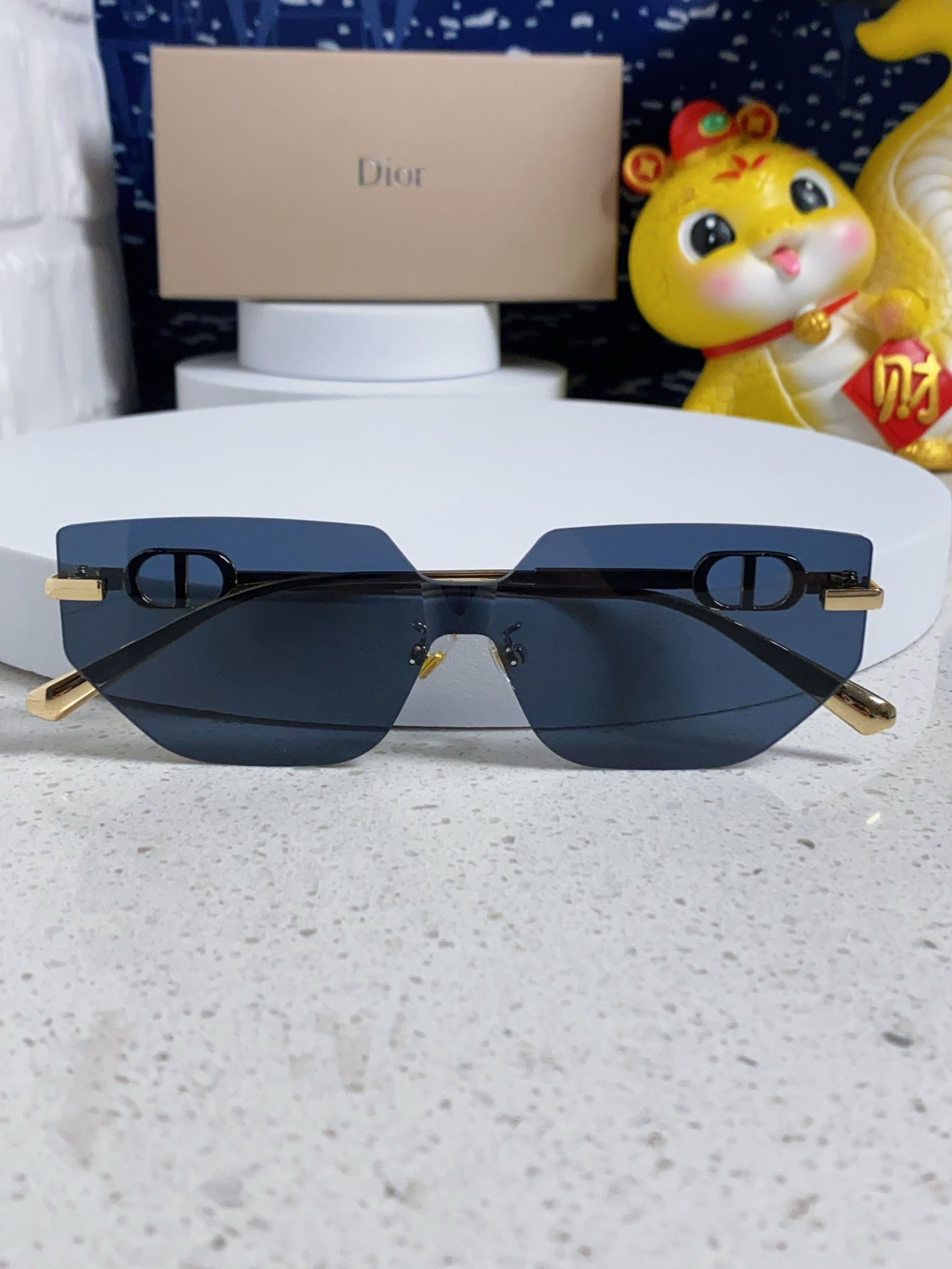 Montaigne Sunglass 563194 In Gold Metal Grey Lenses