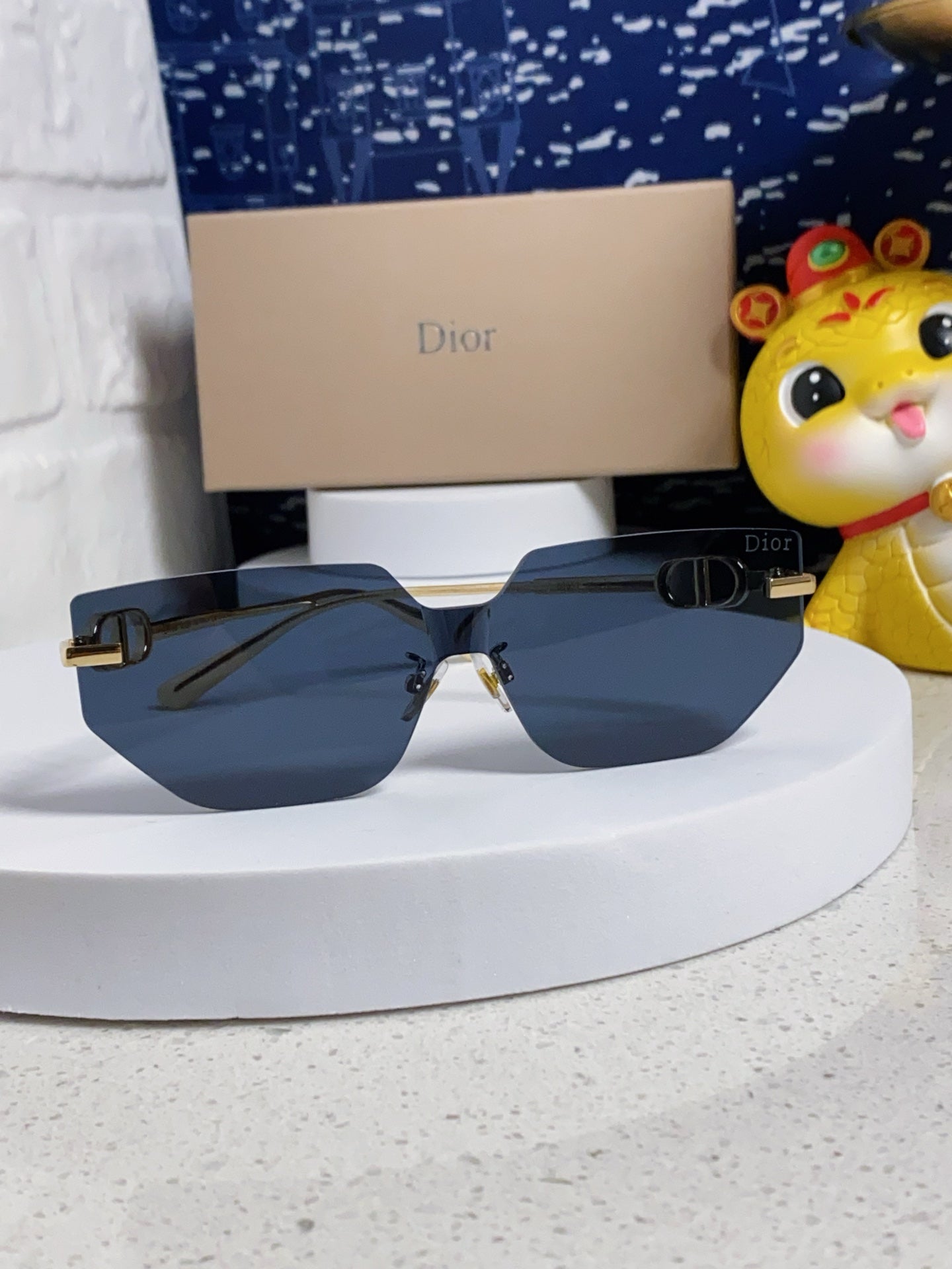 Montaigne Sunglass 563194 In Gold Metal Grey Lenses