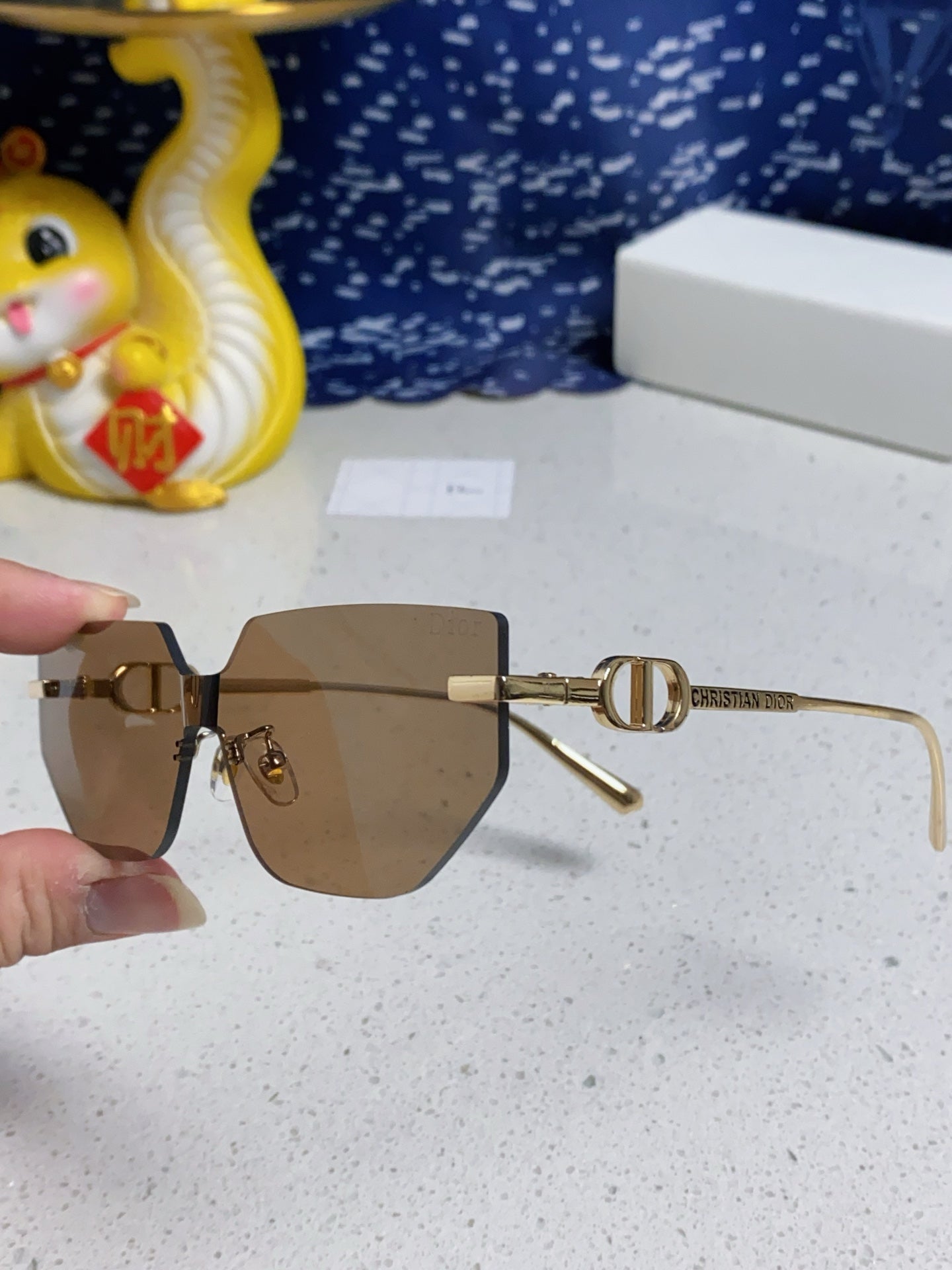 Montaigne Sunglass 563193 In Gold Metal Brown Lenses