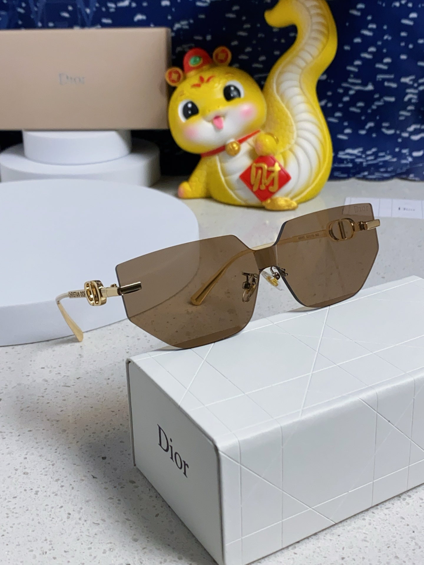 Montaigne Sunglass 563193 In Gold Metal Brown Lenses