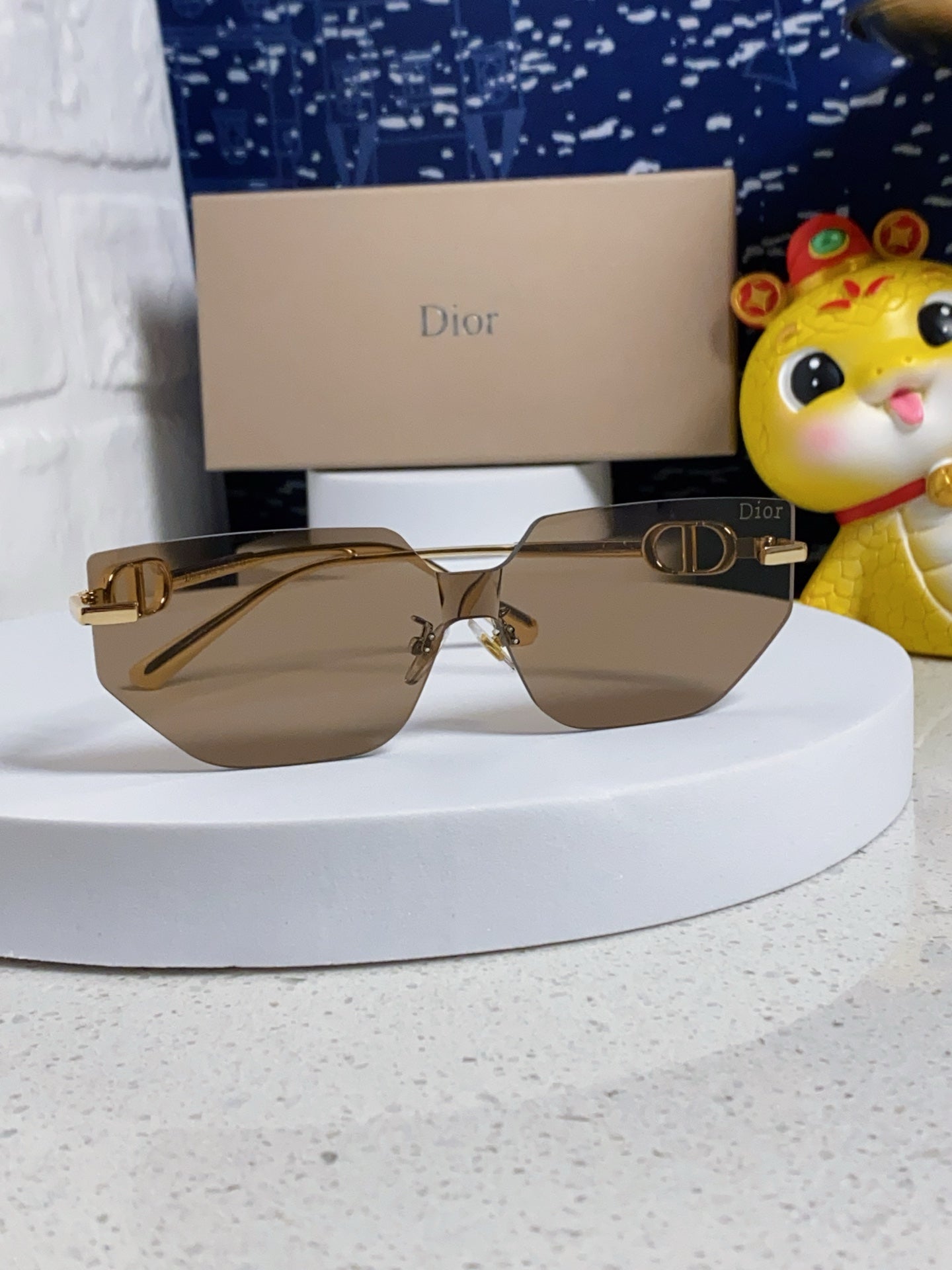 Montaigne Sunglass 563193 In Gold Metal Brown Lenses