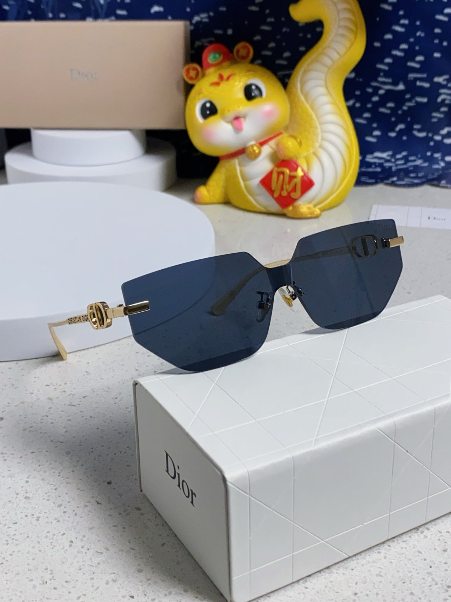 Montaigne Sunglass 563194 In Gold Metal Grey Lenses