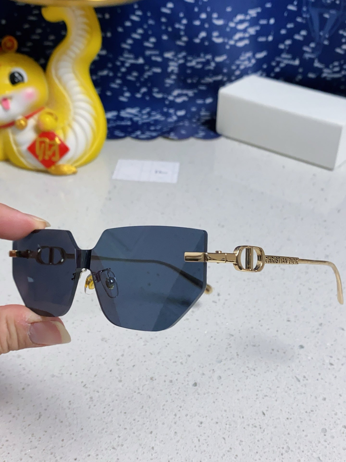 Montaigne Sunglass 563194 In Gold Metal Grey Lenses