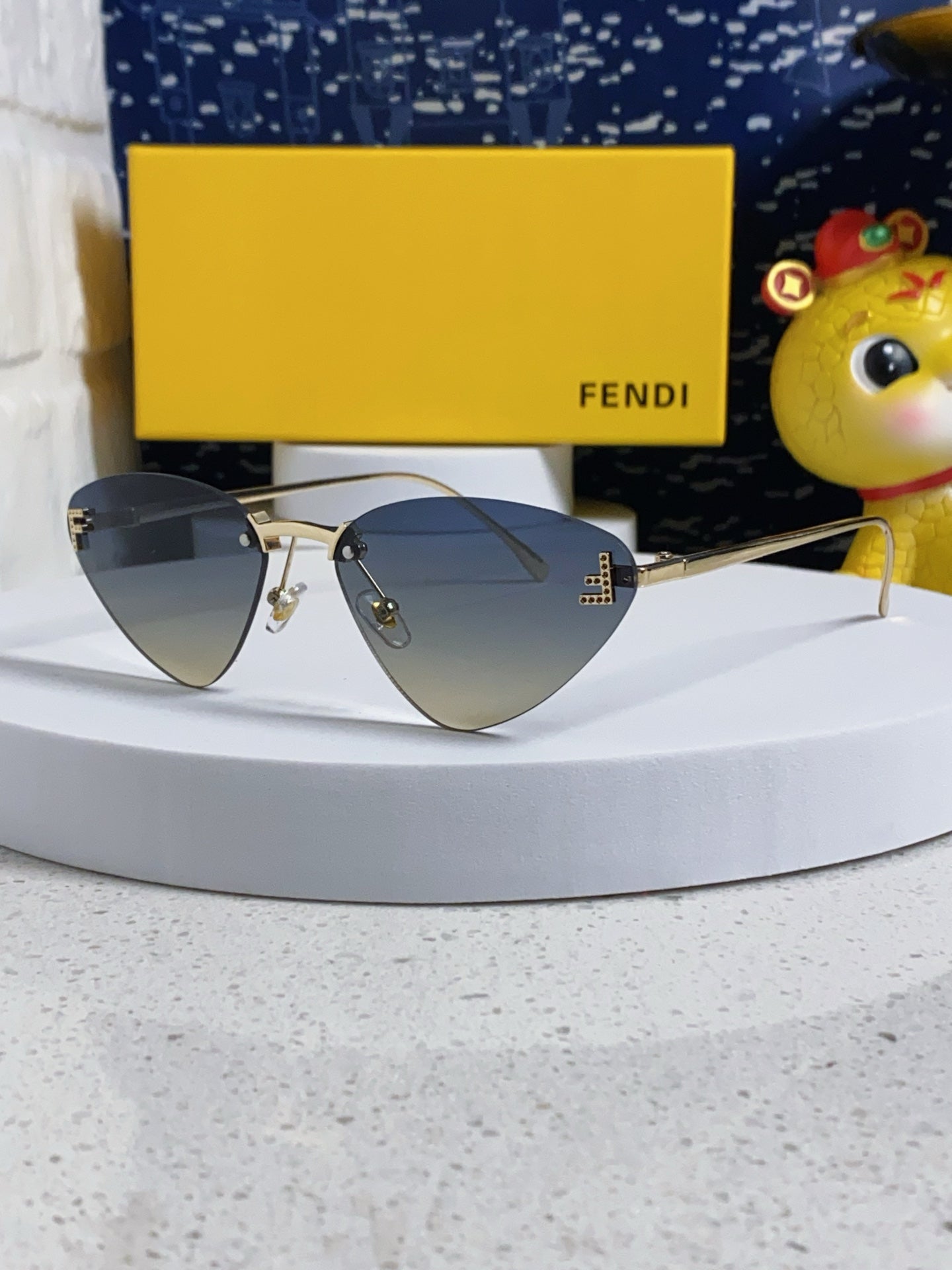 Sky Rimless Triangle Frame Sunglasses 566724 In Metal