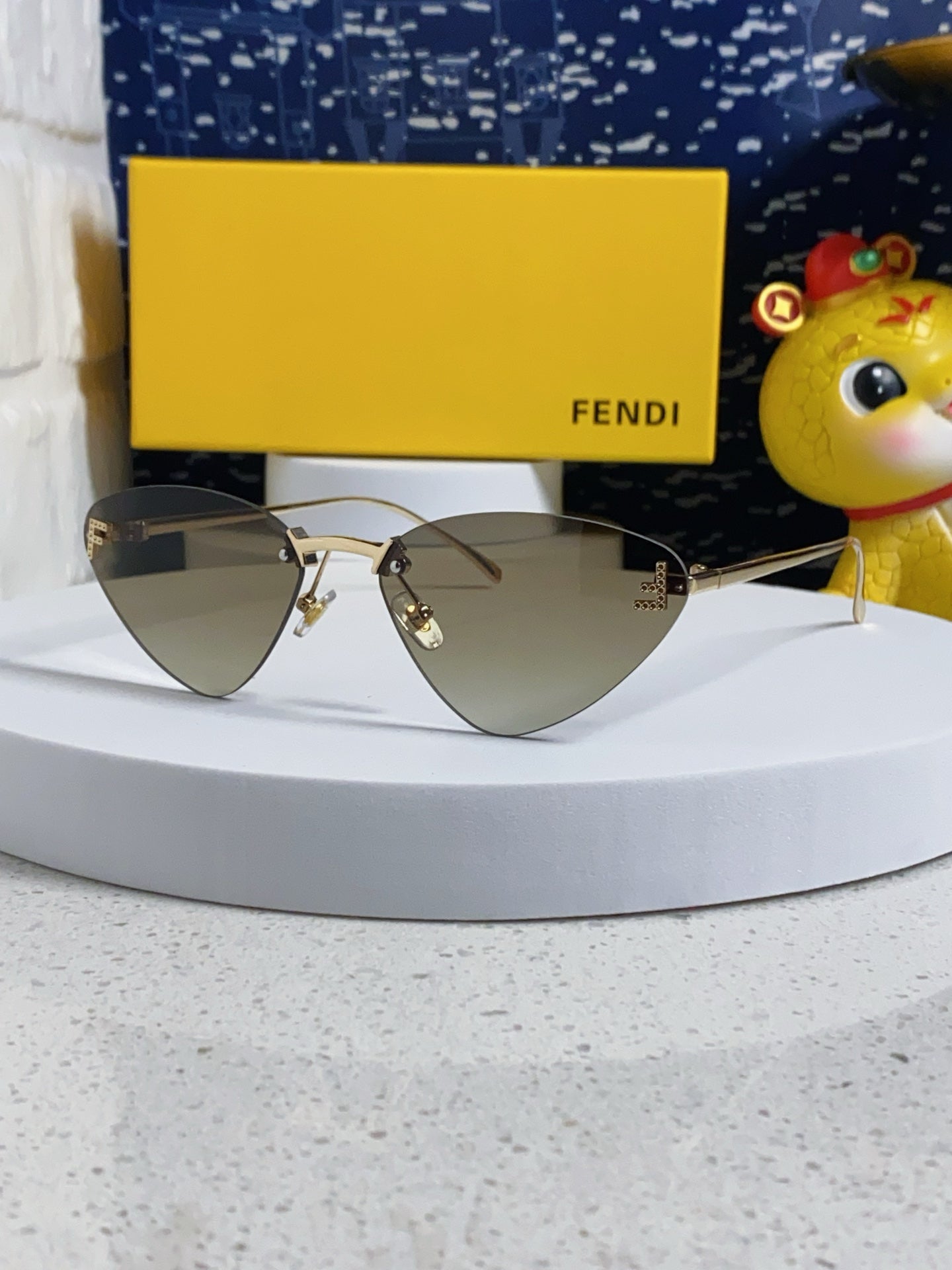 Sky Rimless Triangle Frame Sunglasses 566724 In Metal