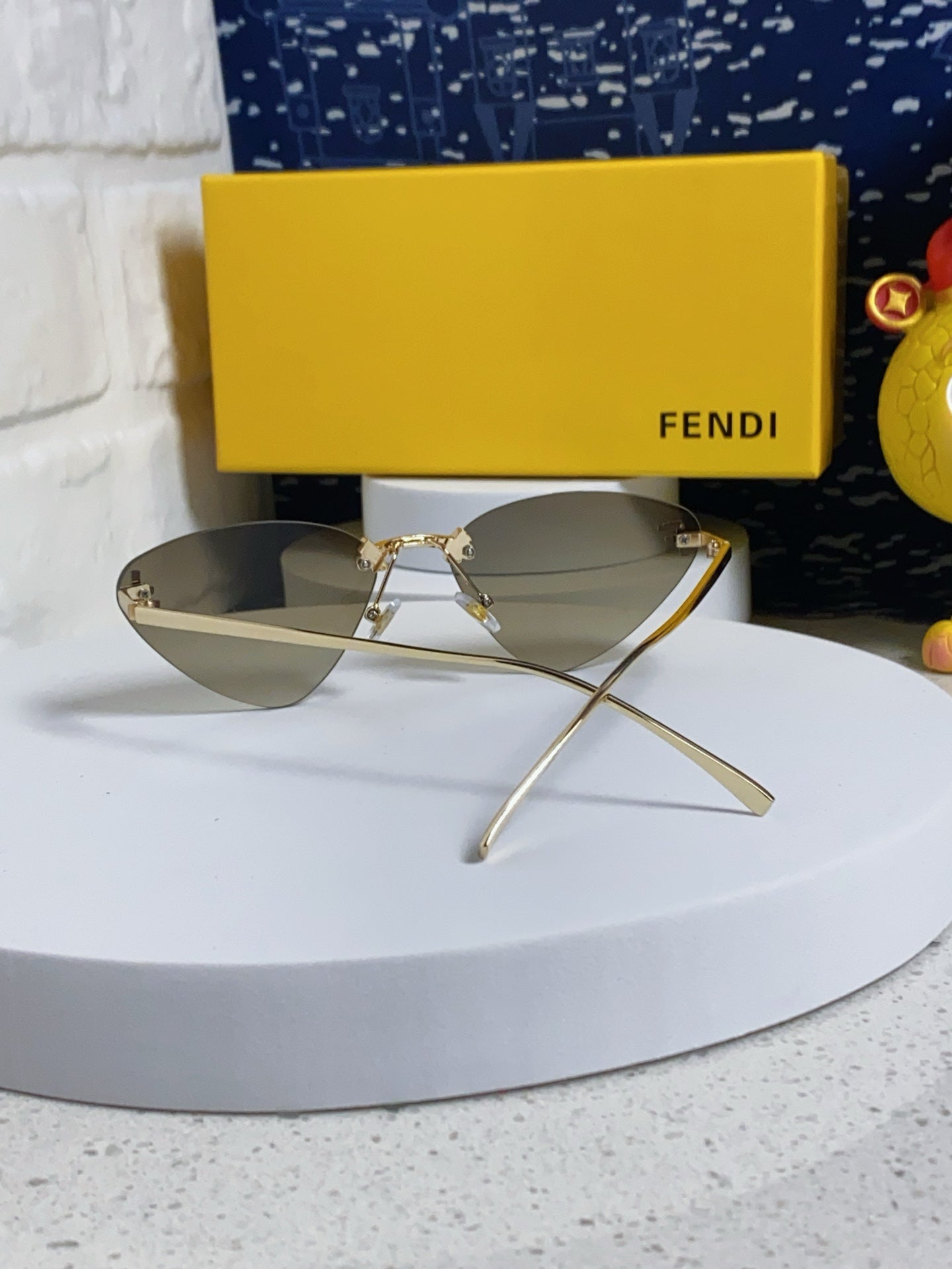 Sky Rimless Triangle Frame Sunglasses 566724 In Metal