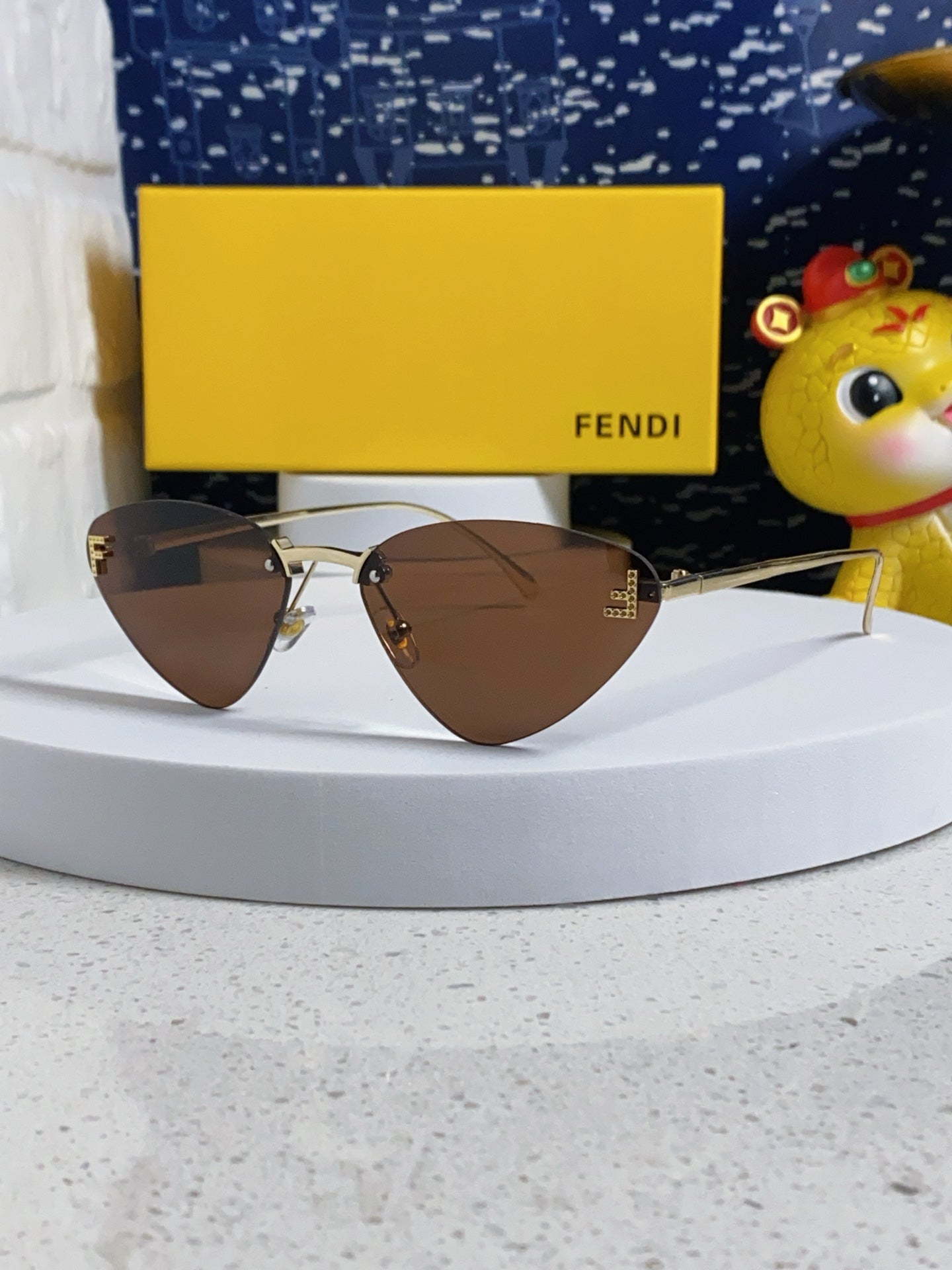 Sky Rimless Triangle Frame Sunglasses 566724 In Metal