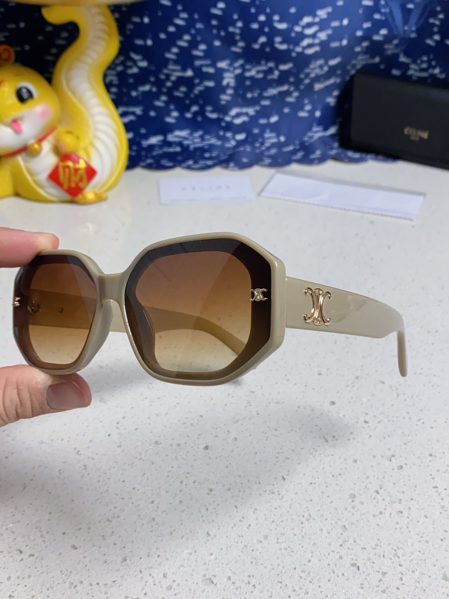 TRIOMPHE SQUARE SUNGLASS 566741 IN IVORY ACETATE