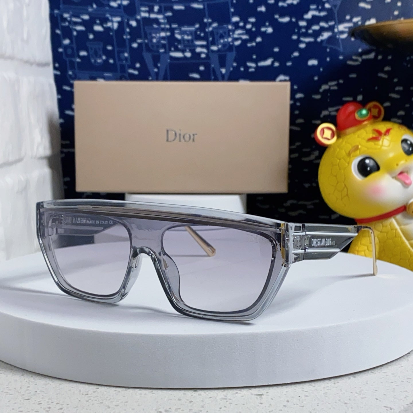 Montaigne Sunglass Club M7U In Grey Clear Acetate