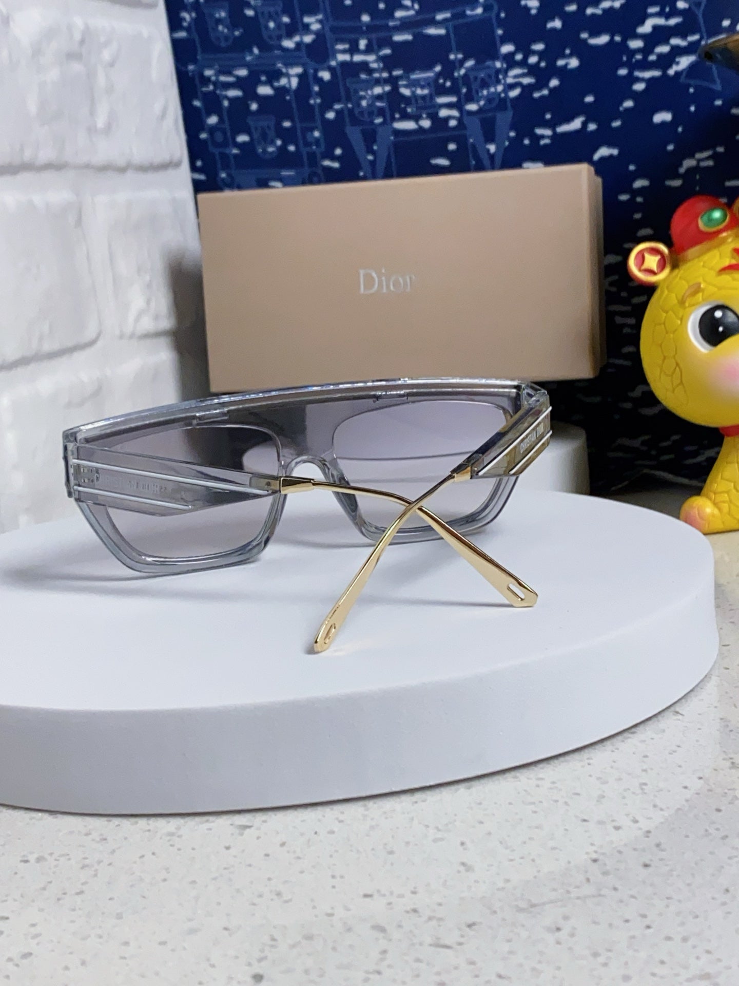 Montaigne Sunglass Club M7U In Grey Clear Acetate