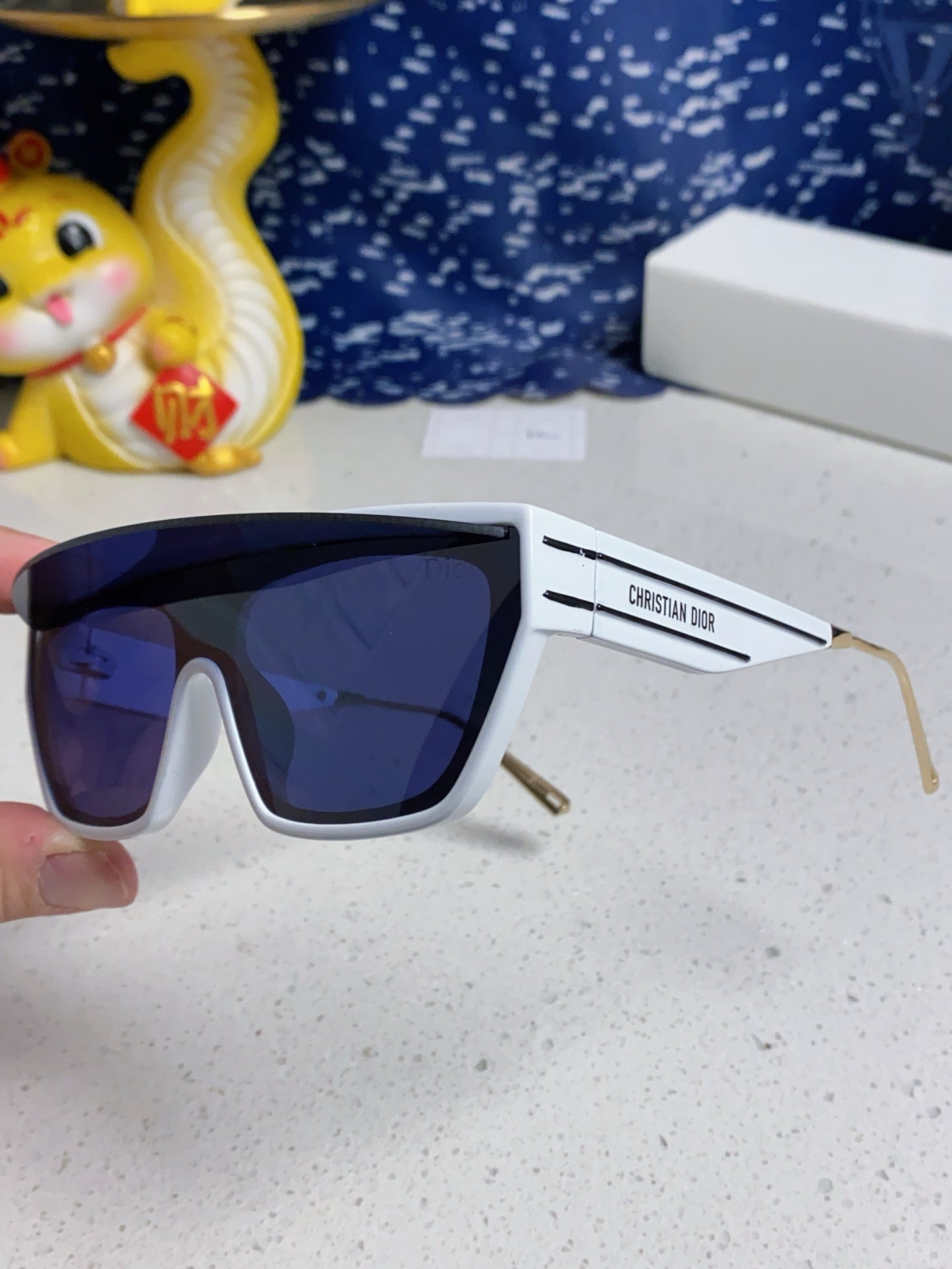 Montaigne Sunglass Club M7U In White Acetate