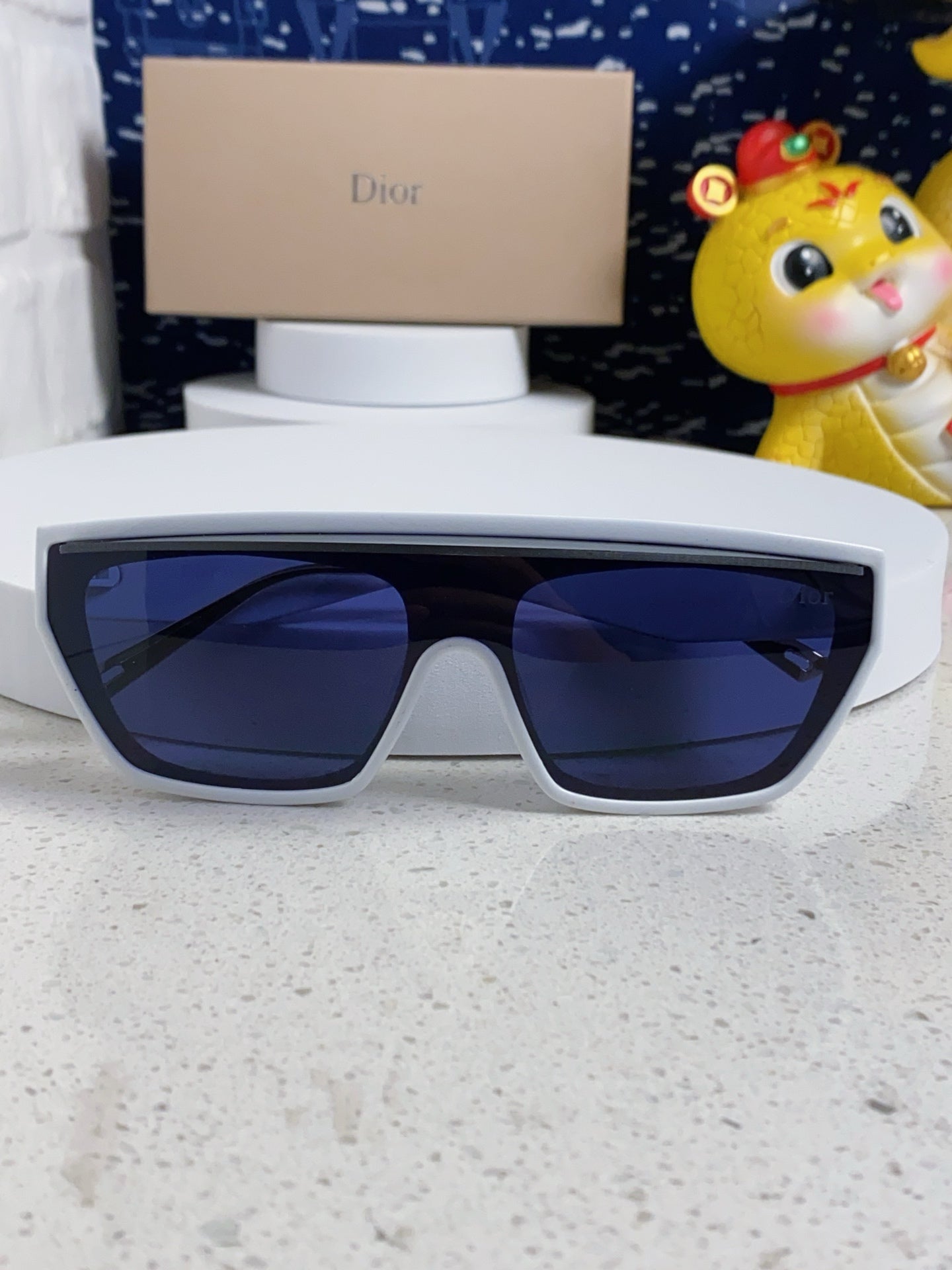 Montaigne Sunglass Club M7U In White Acetate