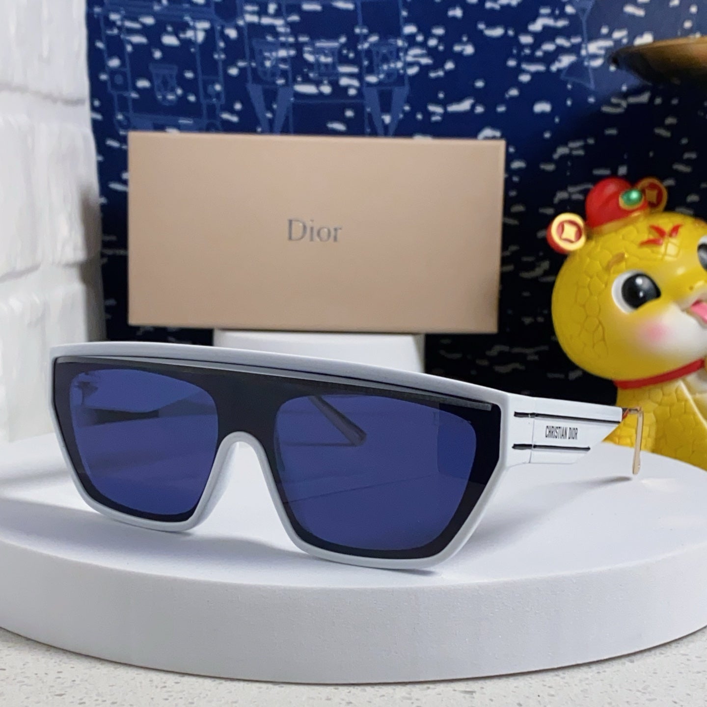 Montaigne Sunglass Club M7U In White Acetate