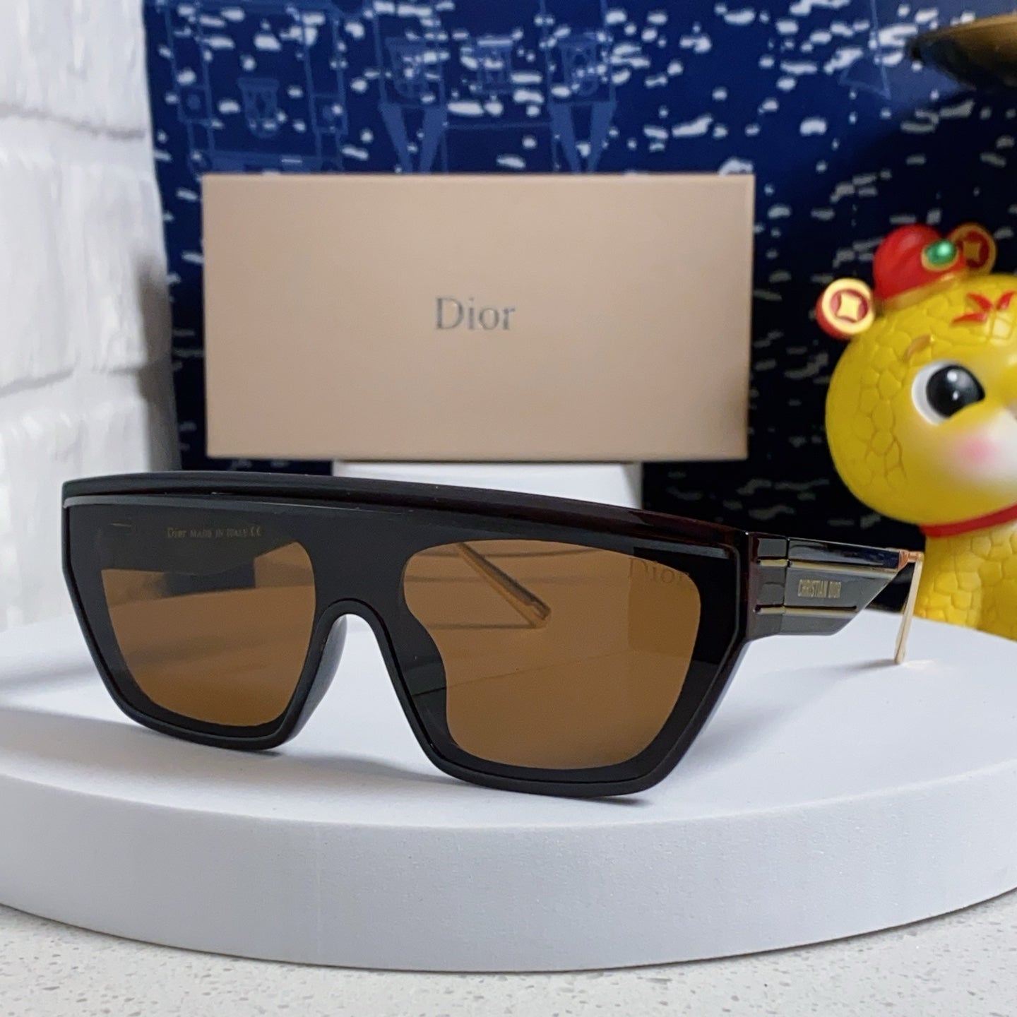 Montaigne Sunglass Club M7U In Brown Acetate