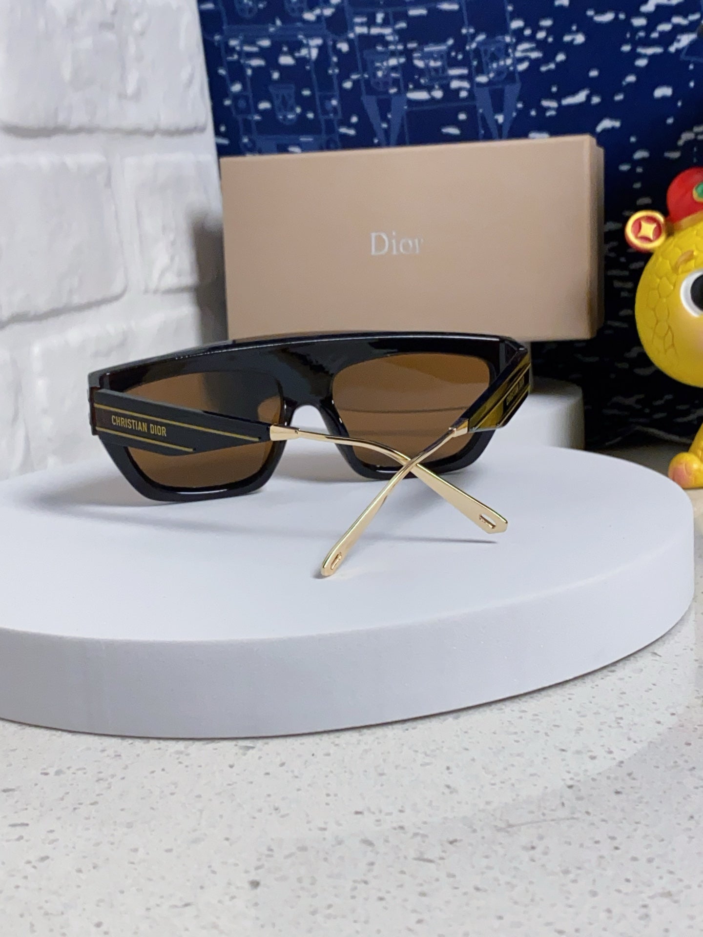 Montaigne Sunglass Club M7U In Brown Acetate