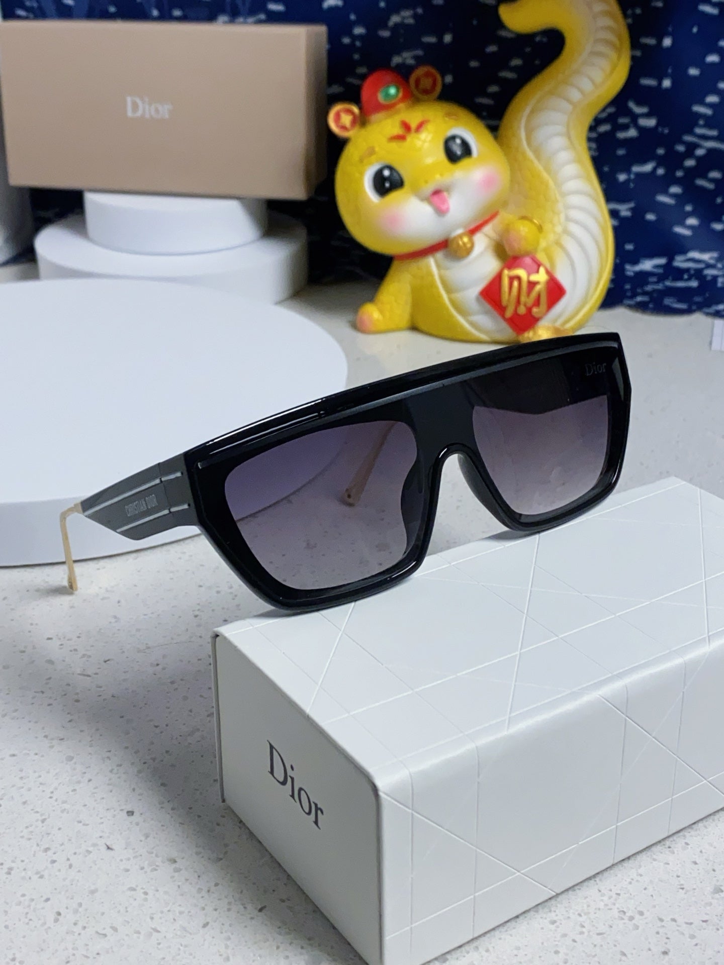 Montaigne Sunglass Club M7U In Black Acetate